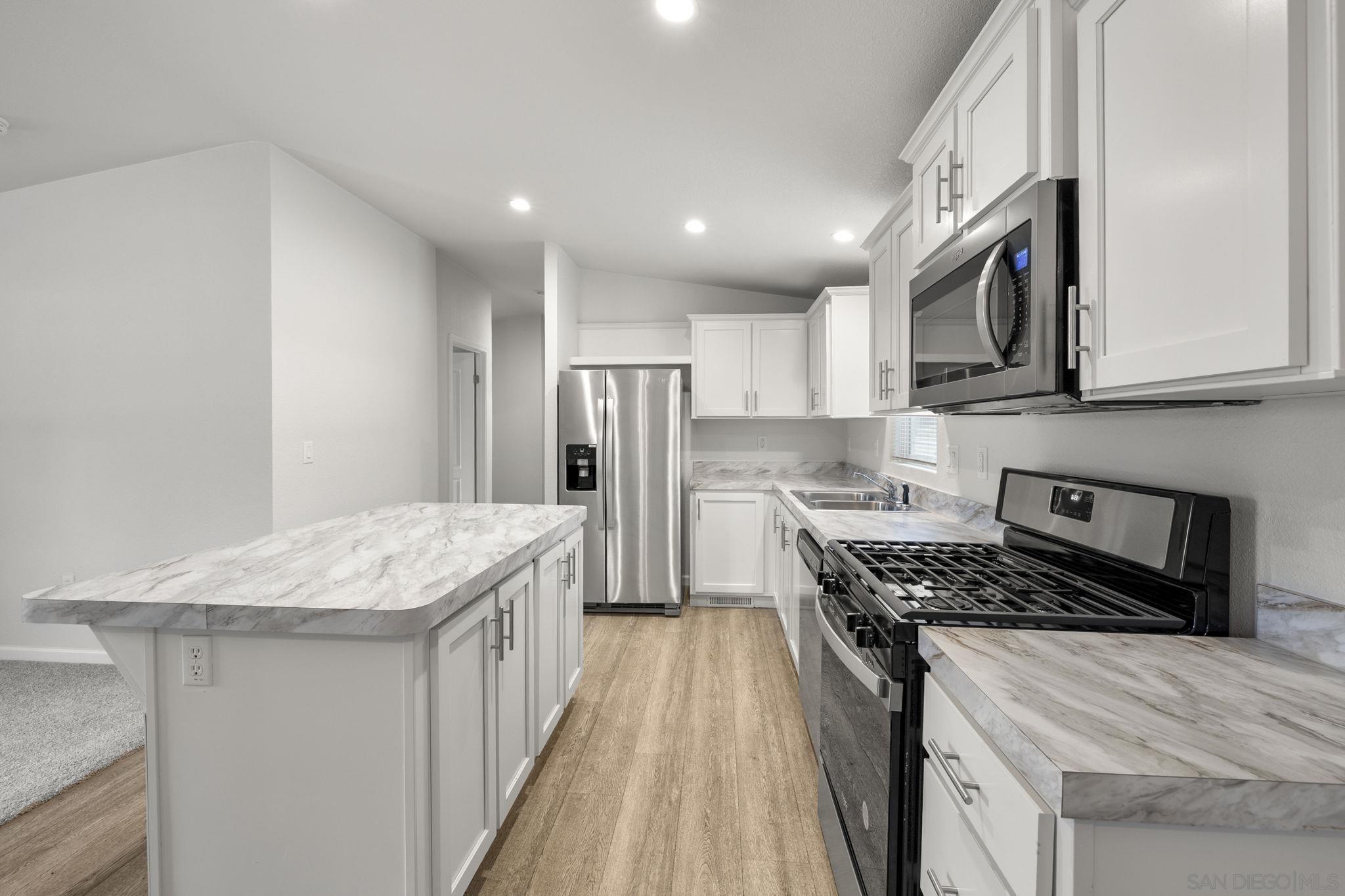 Detail Gallery Image 3 of 27 For 22899  Byron Rd  Spc 78,  Crestline,  CA 92325 - 3 Beds | 2 Baths