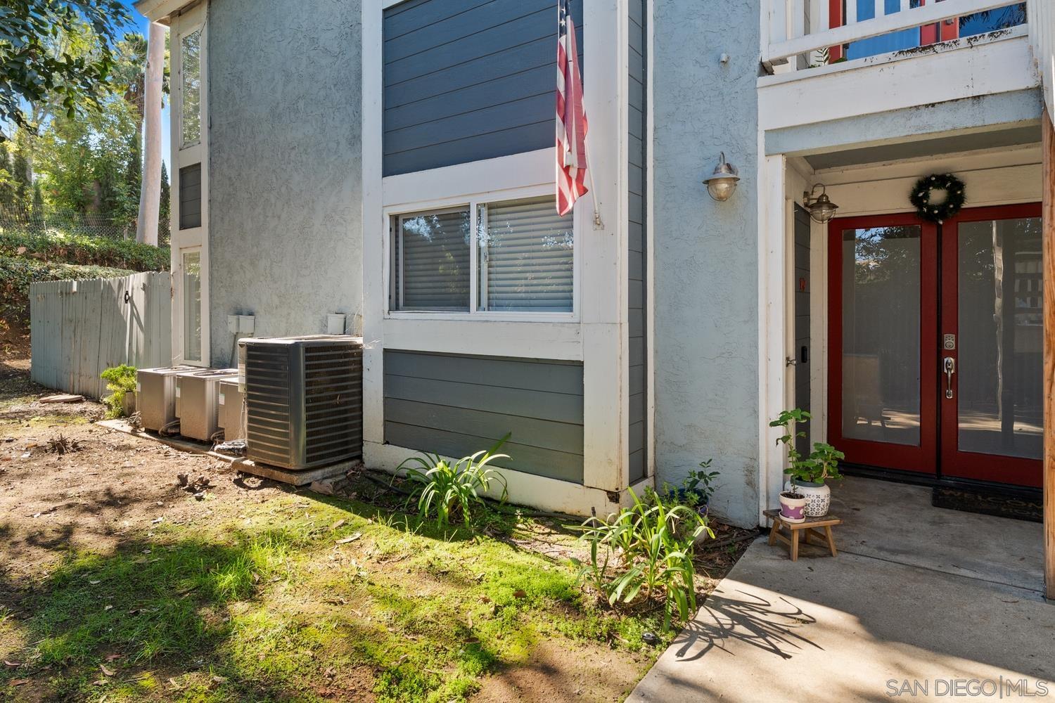 Detail Gallery Image 2 of 33 For 1564  Tanglewood Ln  #19,  Escondido,  CA 92029 - 2 Beds | 2 Baths