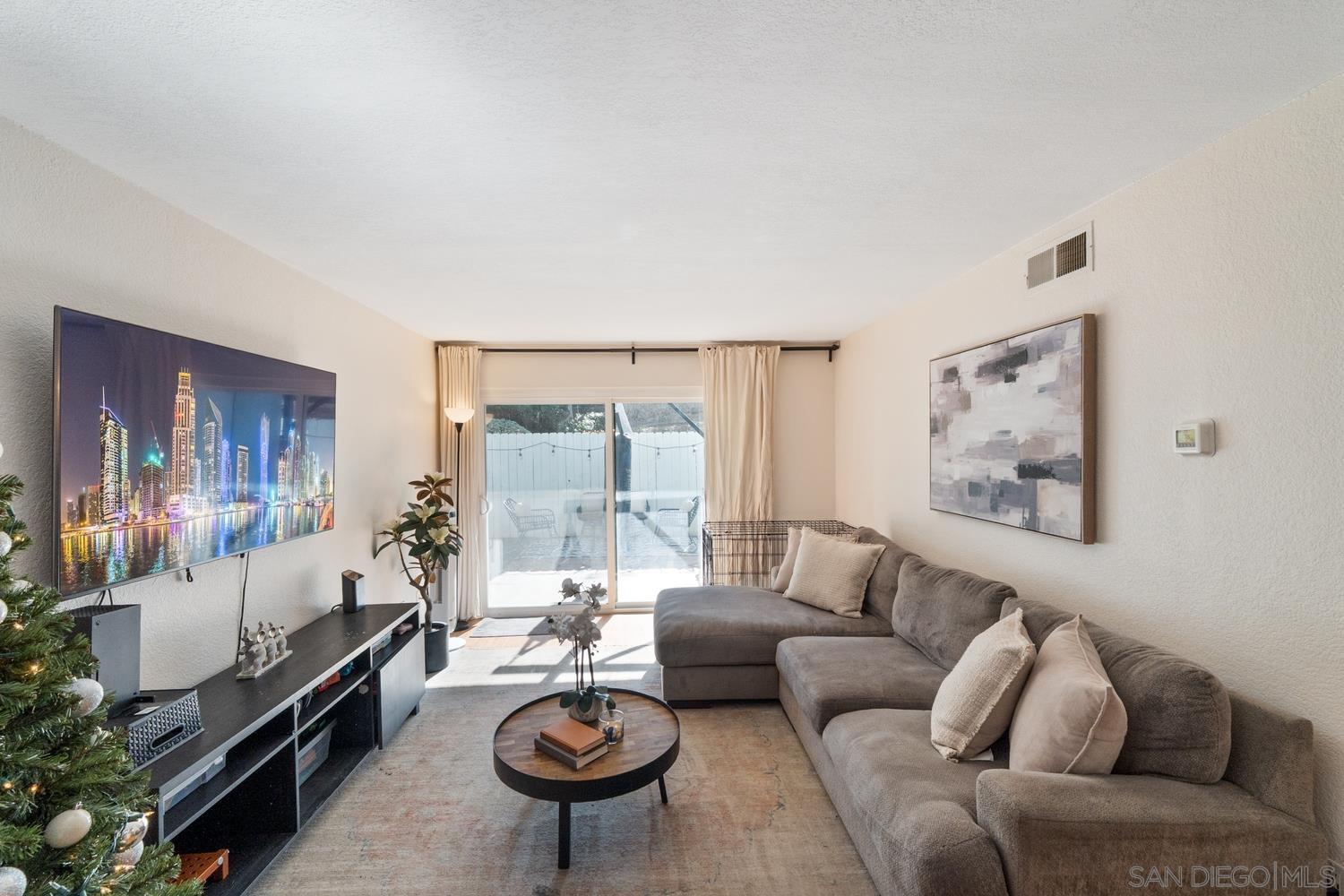 Detail Gallery Image 3 of 33 For 1564  Tanglewood Ln  #19,  Escondido,  CA 92029 - 2 Beds | 2 Baths