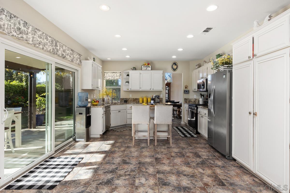 Detail Gallery Image 18 of 37 For 4801  Cardiff Bay Drive, Oceanside,  CA 92057 - 5 Beds | 3 Baths