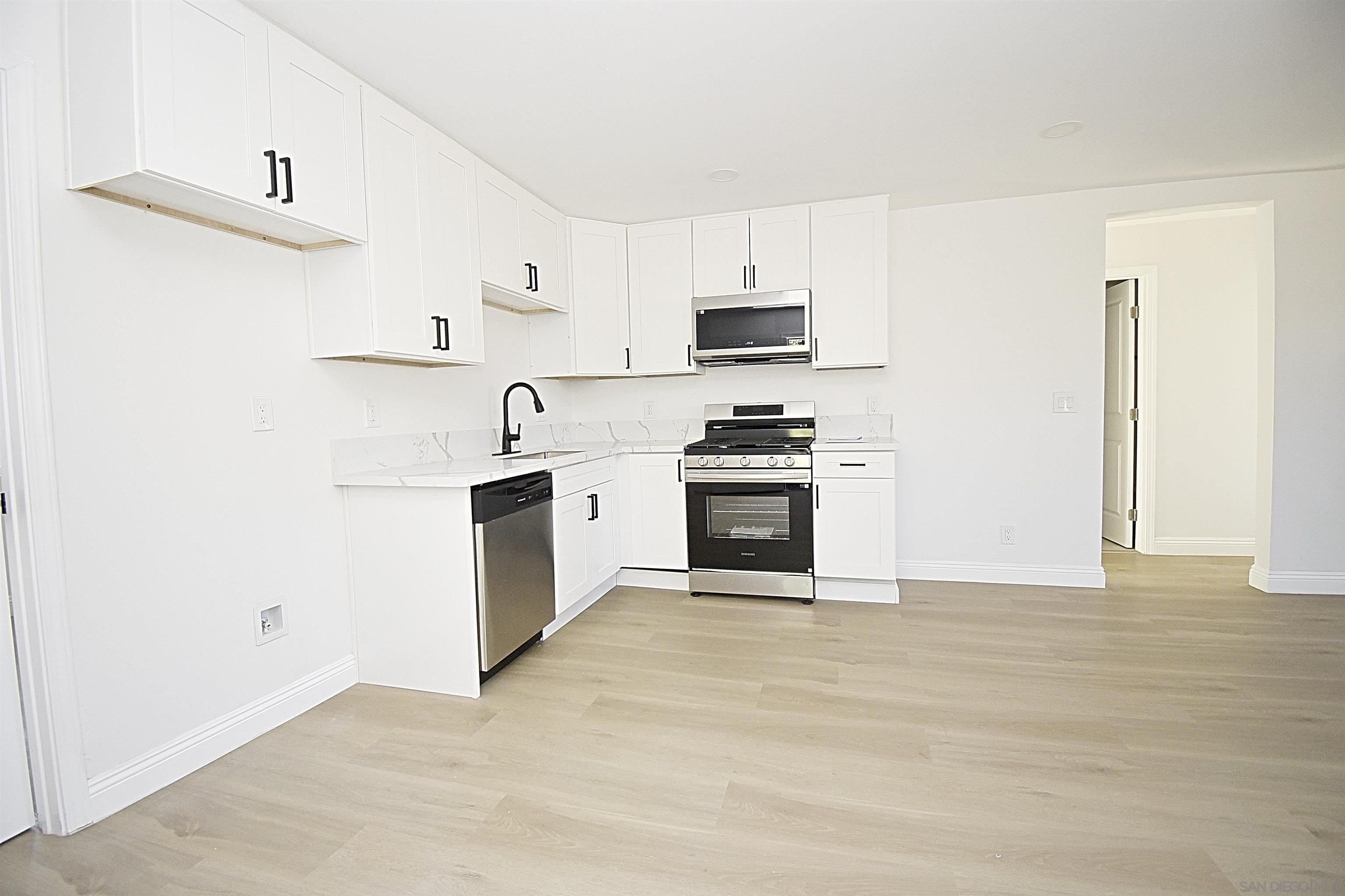 Detail Gallery Image 7 of 40 For 125  Date Street, Chula Vista,  CA 91911 - 4 Beds | 3 Baths