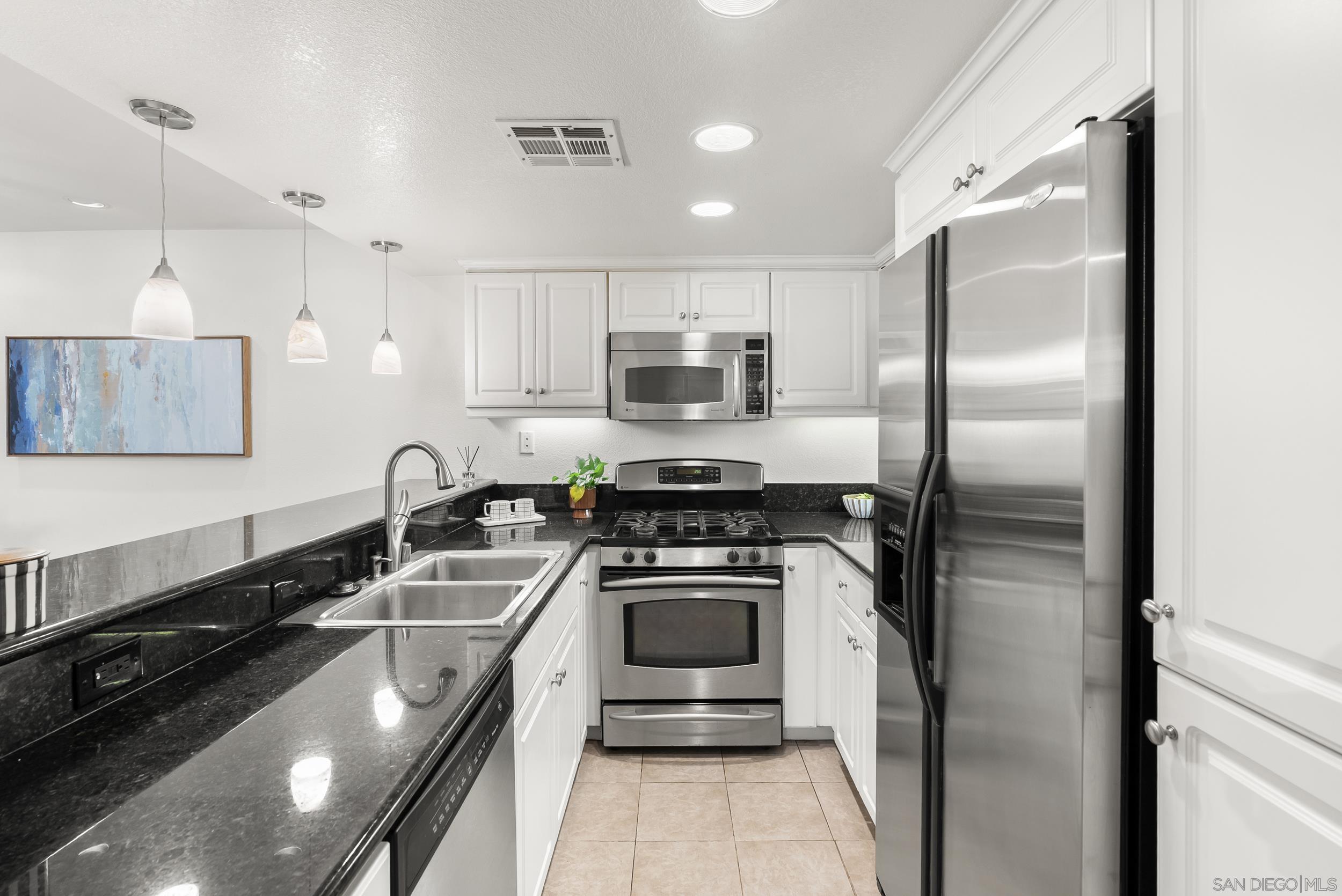 Detail Gallery Image 17 of 55 For 555  Eaton St.  #N,  Oceanside,  CA 92054 - 3 Beds | 2/1 Baths