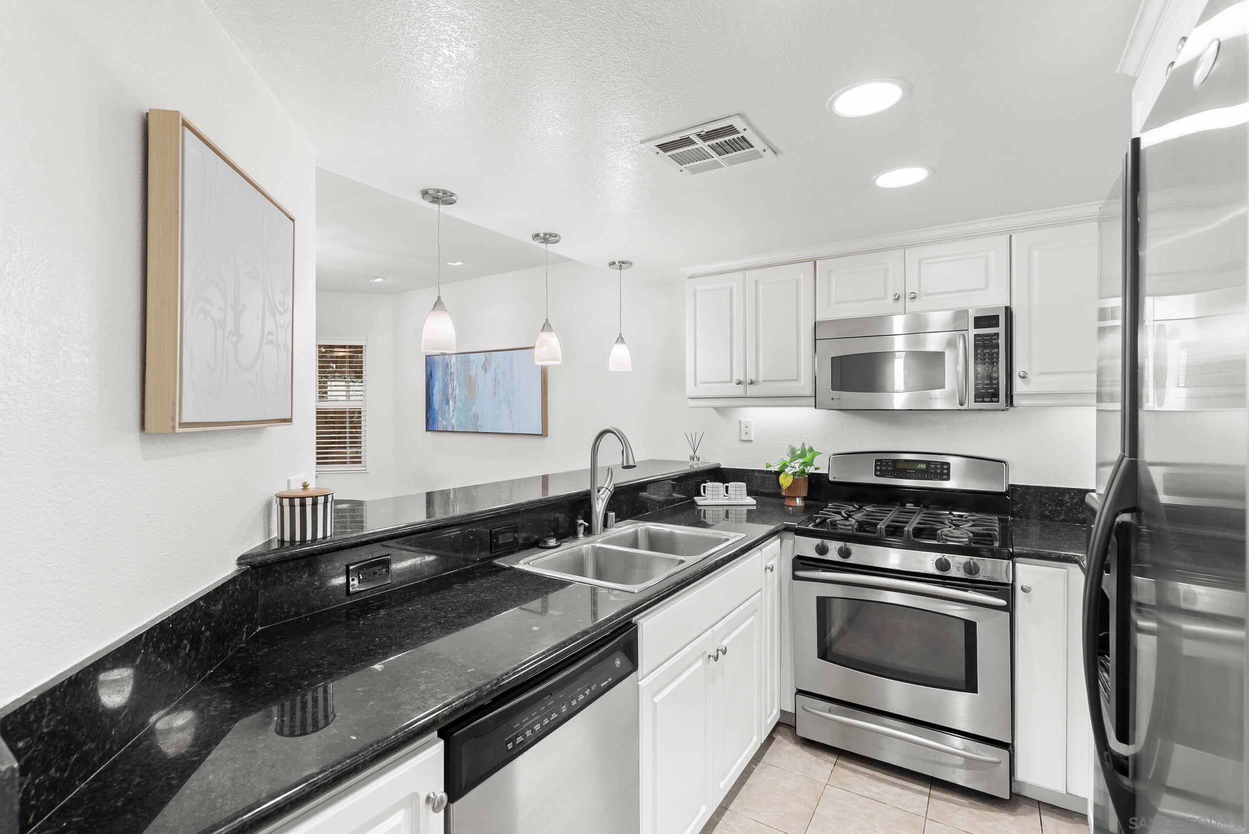 Detail Gallery Image 18 of 55 For 555  Eaton St.  #N,  Oceanside,  CA 92054 - 3 Beds | 2/1 Baths