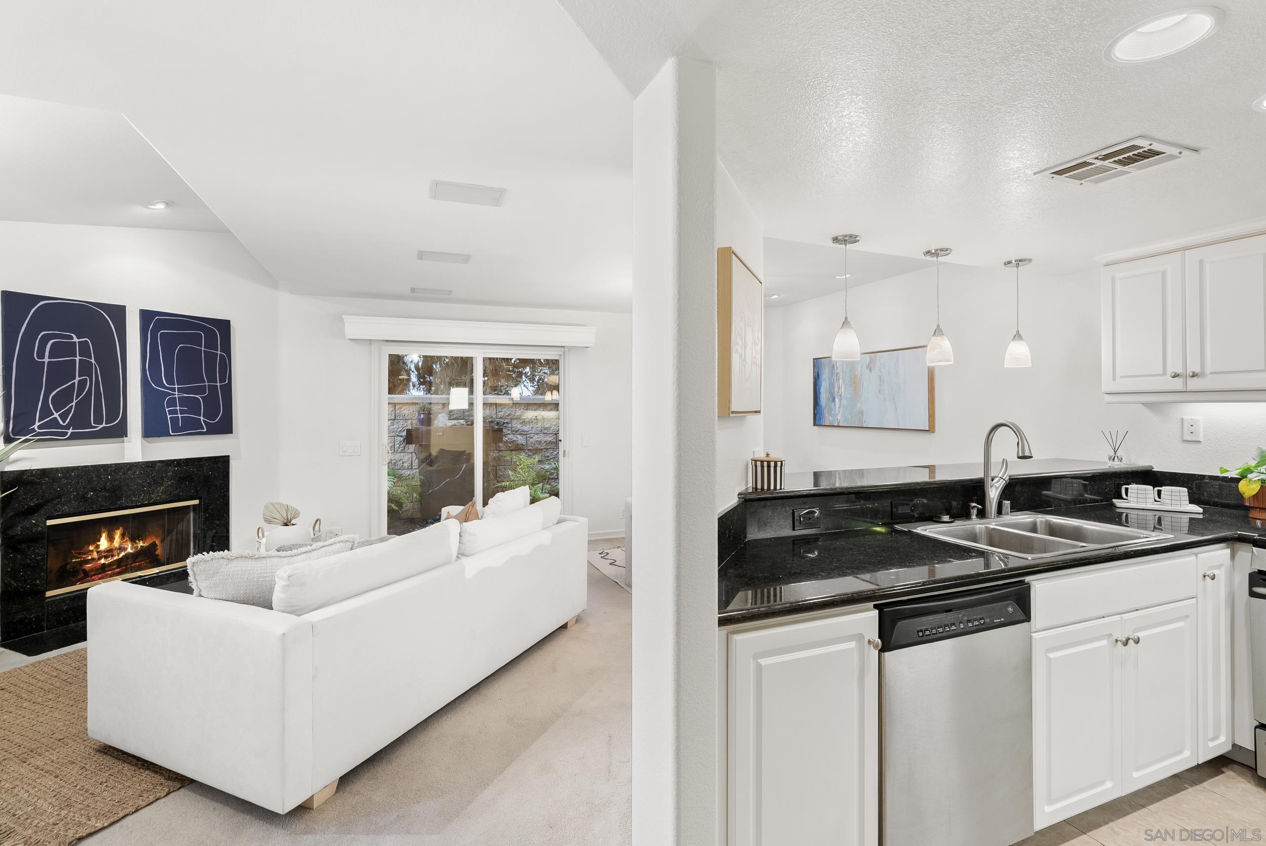 Detail Gallery Image 20 of 55 For 555  Eaton St.  #N,  Oceanside,  CA 92054 - 3 Beds | 2/1 Baths