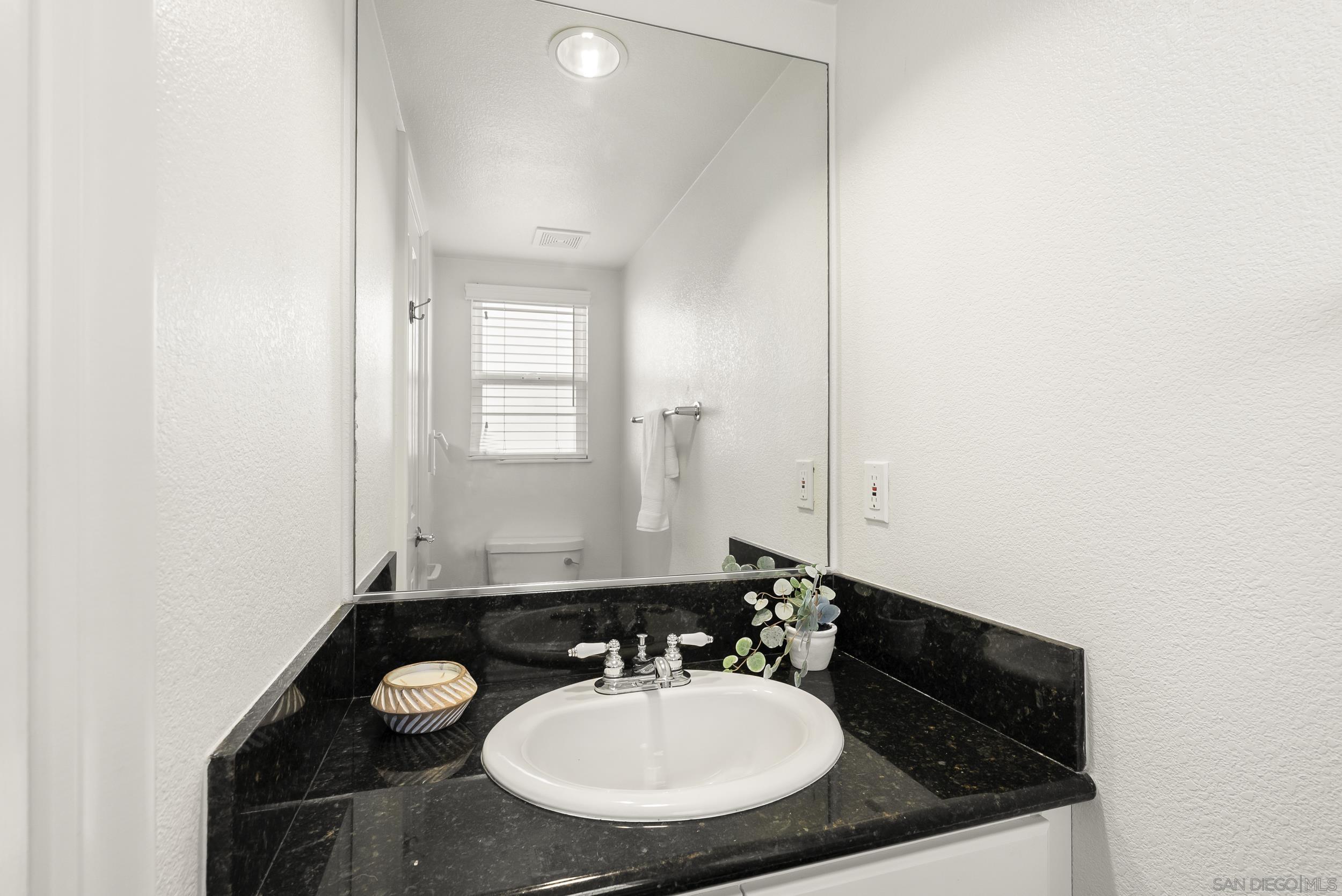 Detail Gallery Image 21 of 55 For 555  Eaton St.  #N,  Oceanside,  CA 92054 - 3 Beds | 2/1 Baths