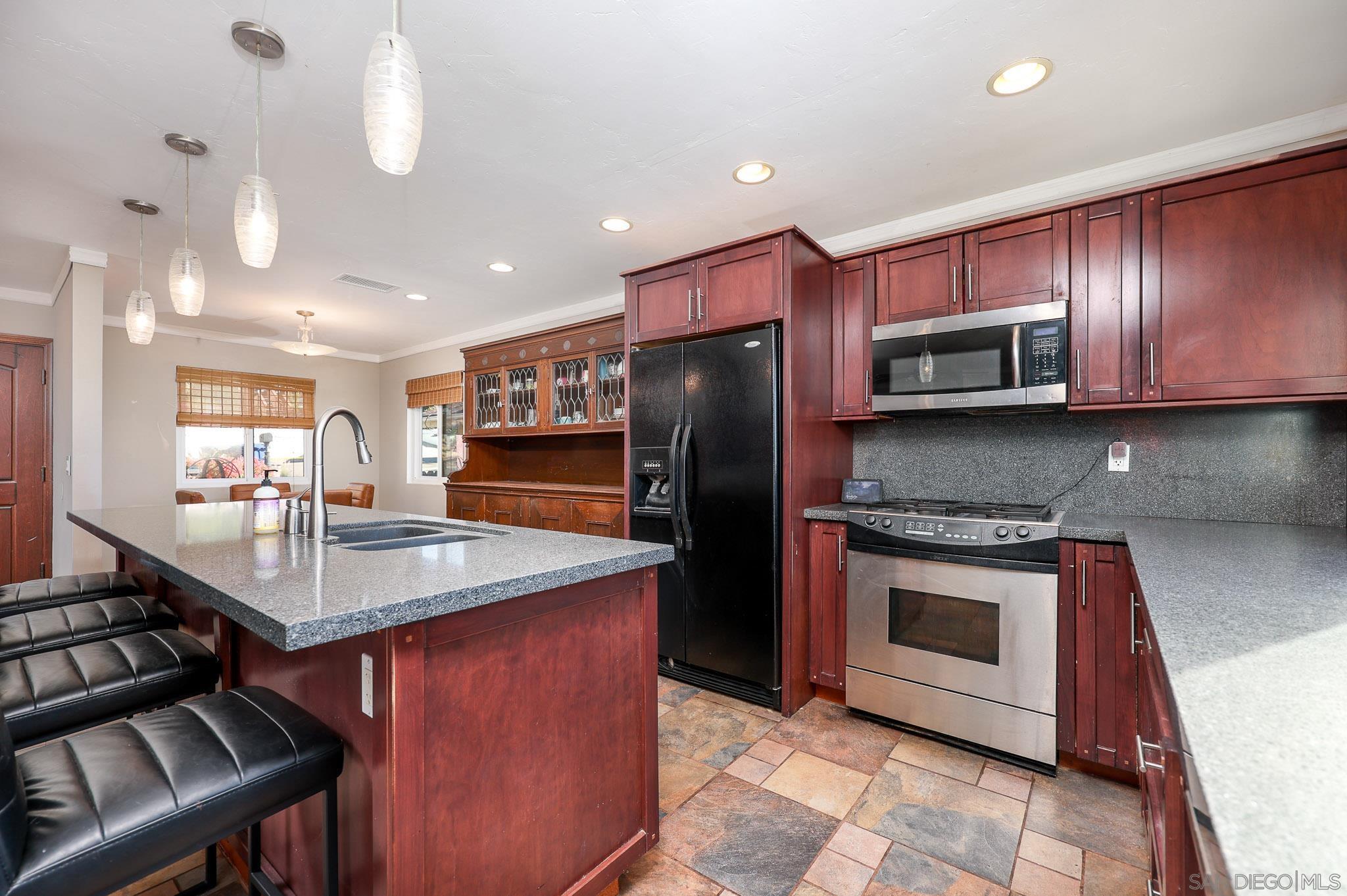 Detail Gallery Image 5 of 24 For 1022  La Mesa Ave, Spring Valley,  CA 91977 - 4 Beds | 3 Baths