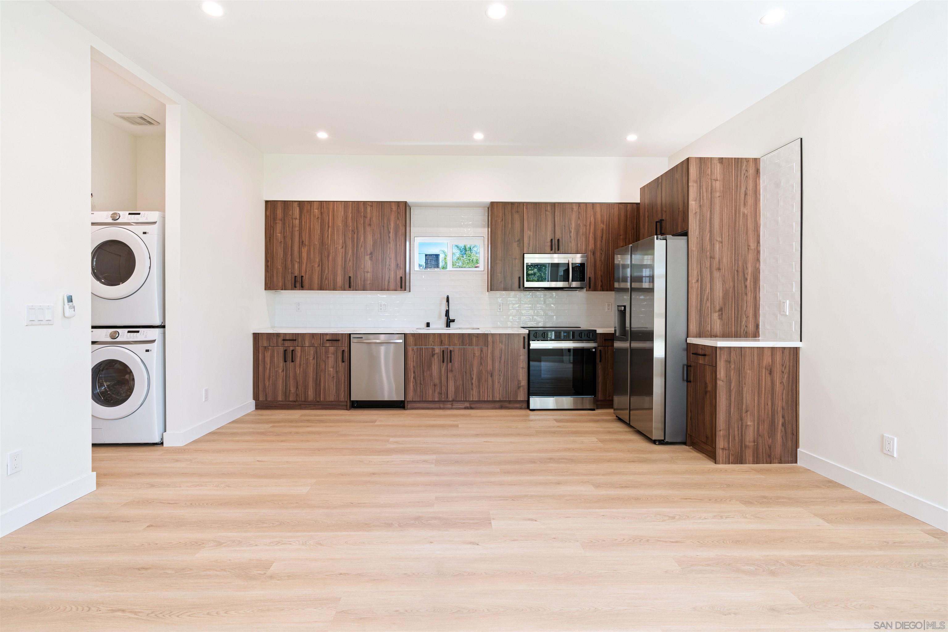 Detail Gallery Image 8 of 39 For 1160  Erica St, Escondido,  CA 92027 - 6 Beds | 4 Baths