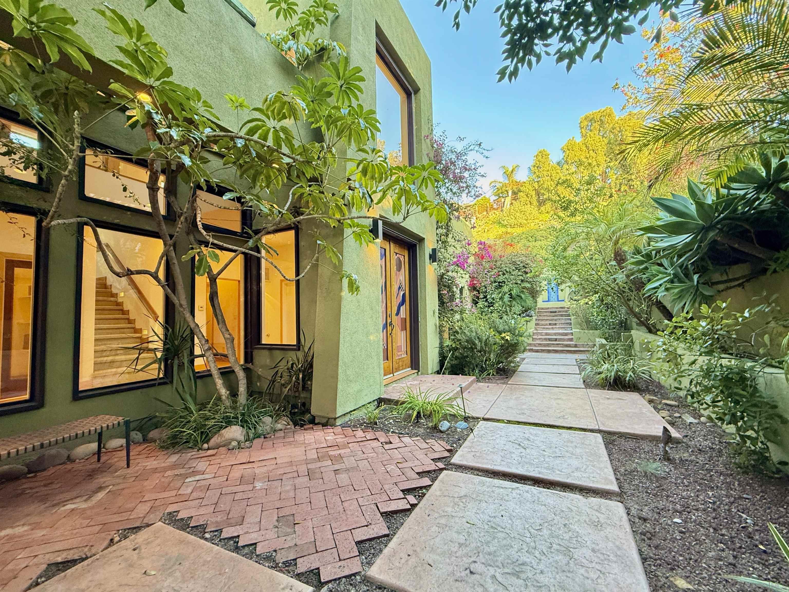 Detail Gallery Image 2 of 34 For 3566  Albatross St, San Diego,  CA 92103 - 3 Beds | 3/1 Baths