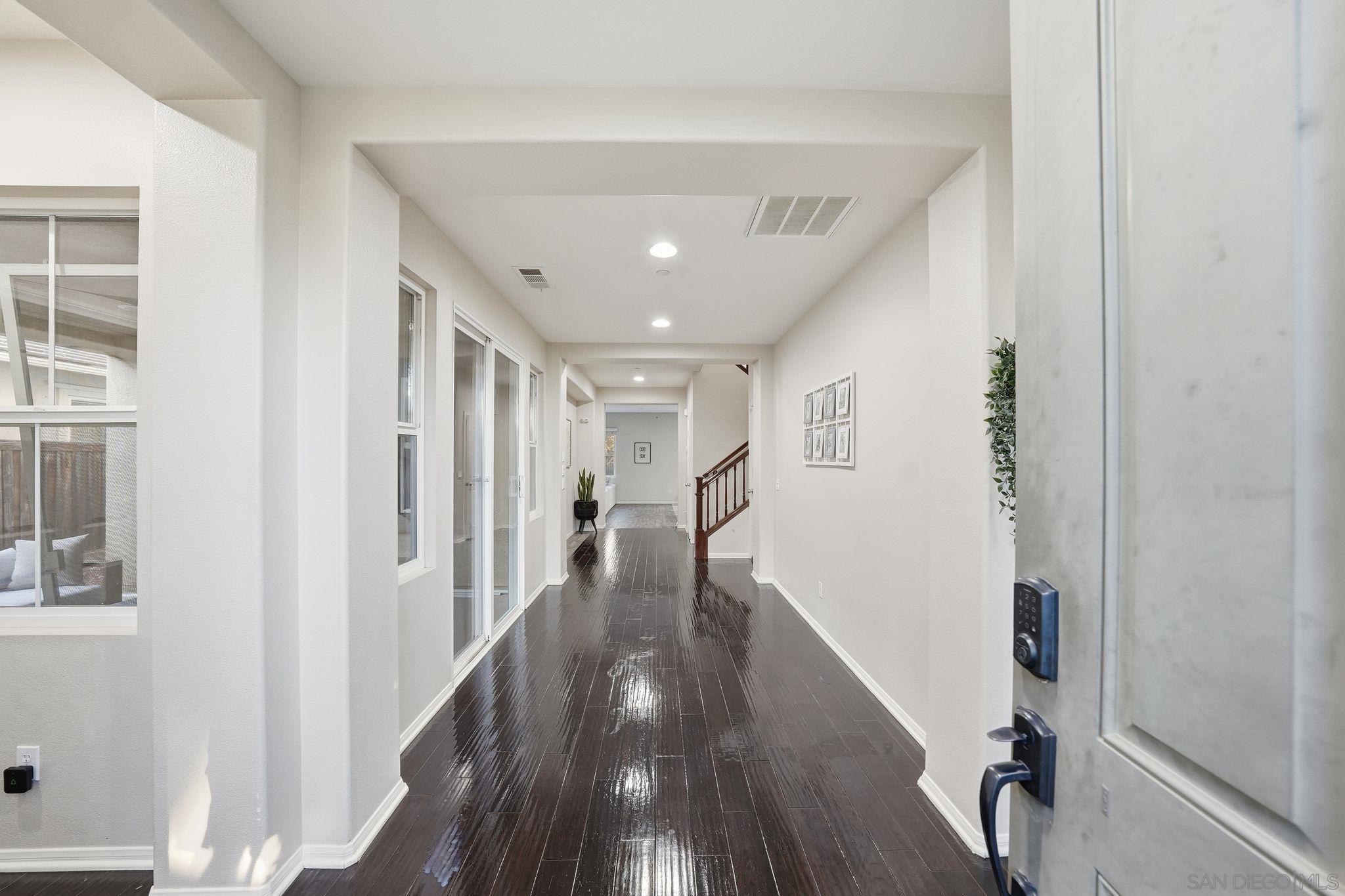 Detail Gallery Image 5 of 48 For 2923  Oro Blanco Cir, Escondido,  CA 92027 - 5 Beds | 3 Baths