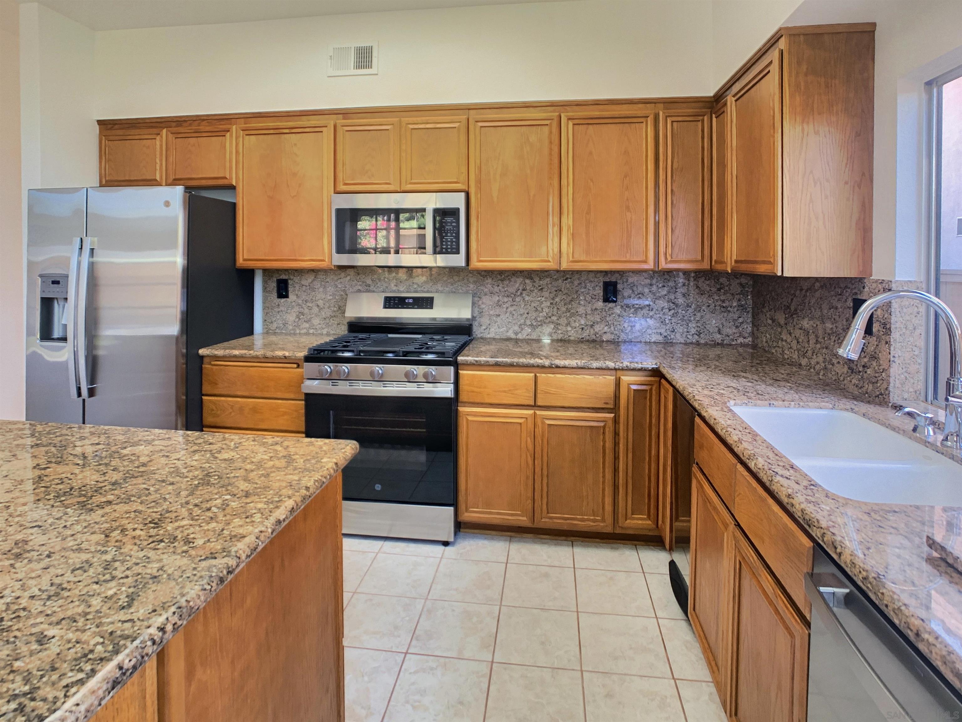 Detail Gallery Image 6 of 29 For 2314  Sawgrass Street, El Cajon,  CA 92019 - 3 Beds | 2 Baths