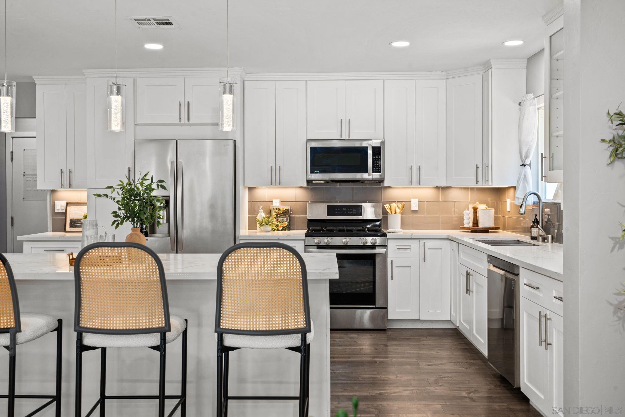 Detail Gallery Image 8 of 46 For 10059  Estrella Dr, La Mesa,  CA 91941 - 4 Beds | 4 Baths