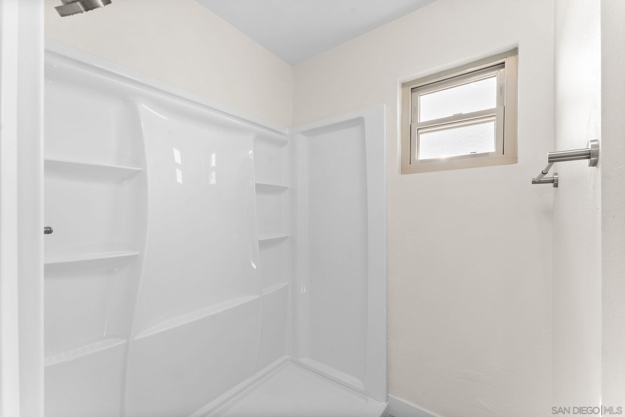 Detail Gallery Image 14 of 38 For 725  Peggy Dr, San Diego,  CA 92114 - 5 Beds | 2/1 Baths