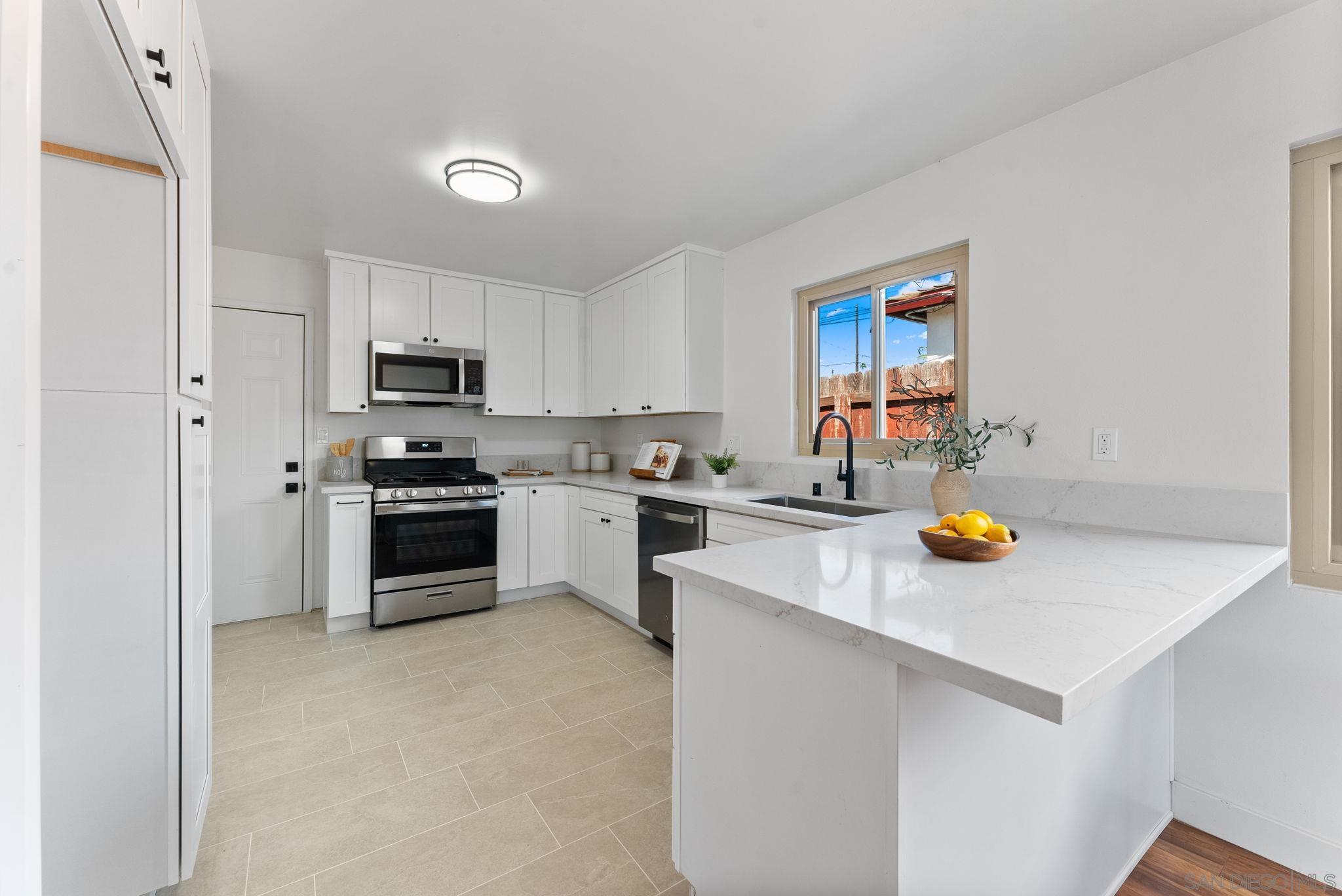 Detail Gallery Image 4 of 38 For 725  Peggy Dr, San Diego,  CA 92114 - 5 Beds | 2/1 Baths