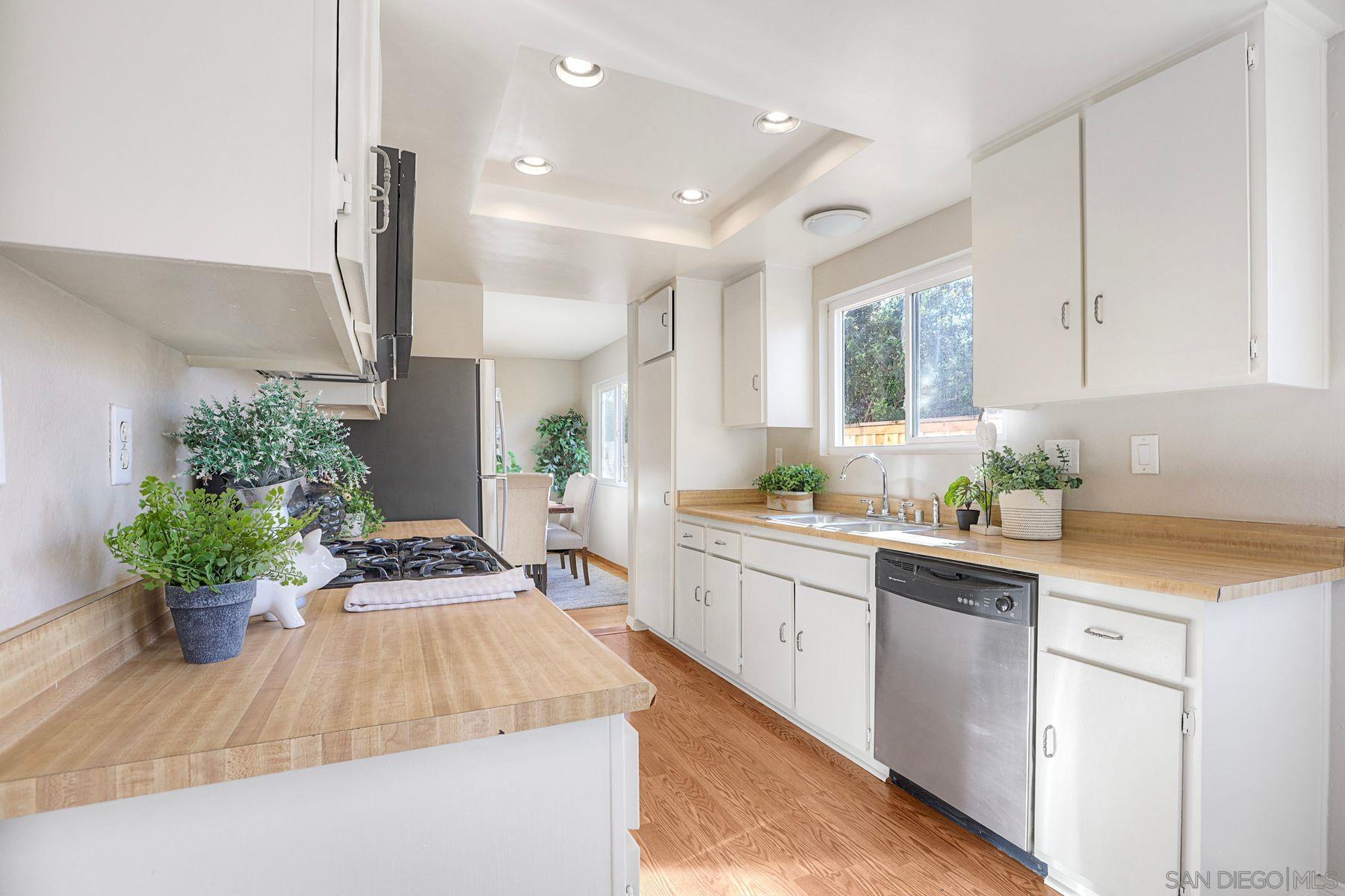 Detail Gallery Image 10 of 26 For 1413  Dawn Ct, San Marcos,  CA 92069 - 4 Beds | 2 Baths