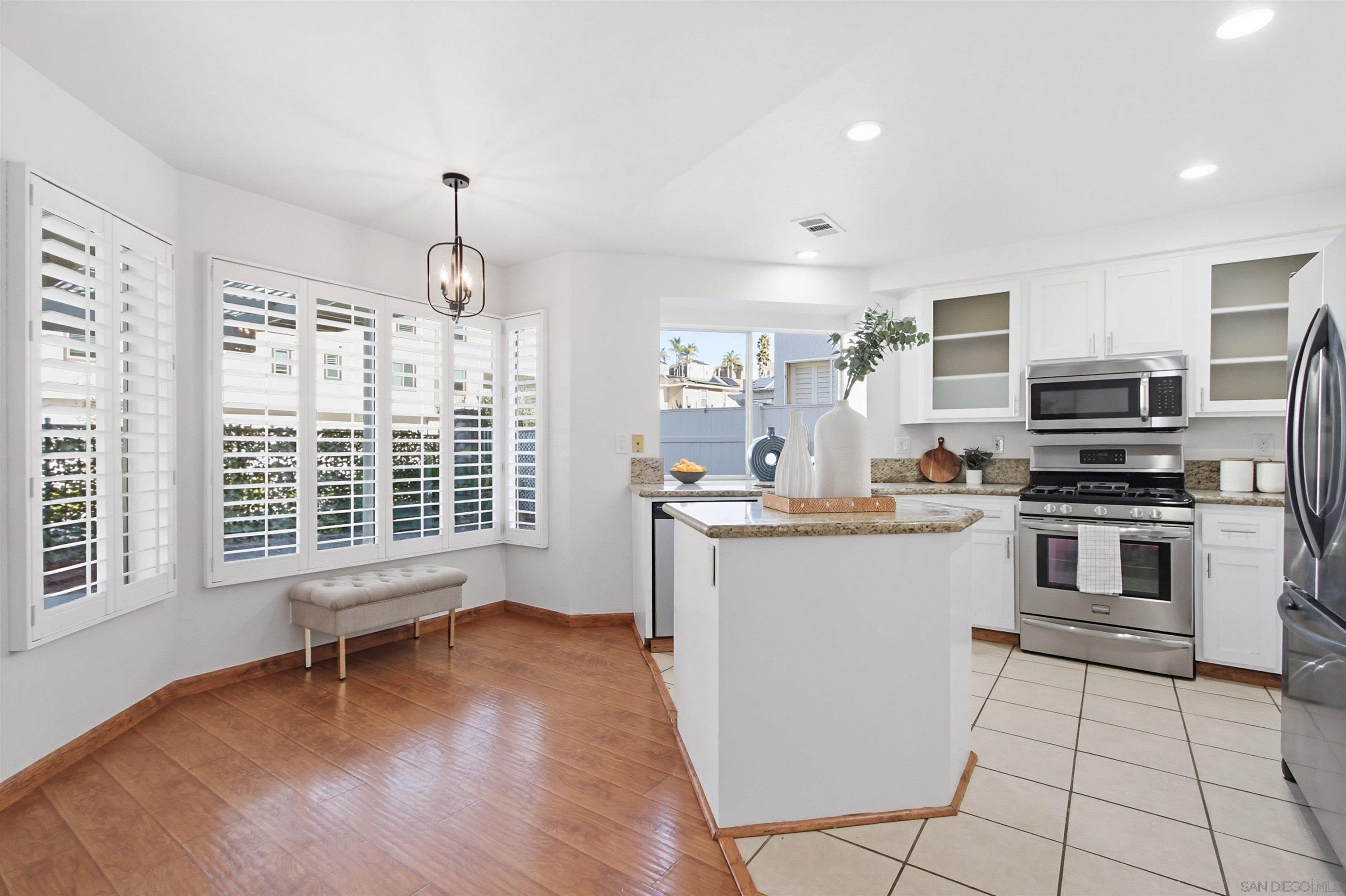 Detail Gallery Image 17 of 39 For 14128  Stoney Gate Place, San Diego,  CA 92128 - 4 Beds | 2/1 Baths