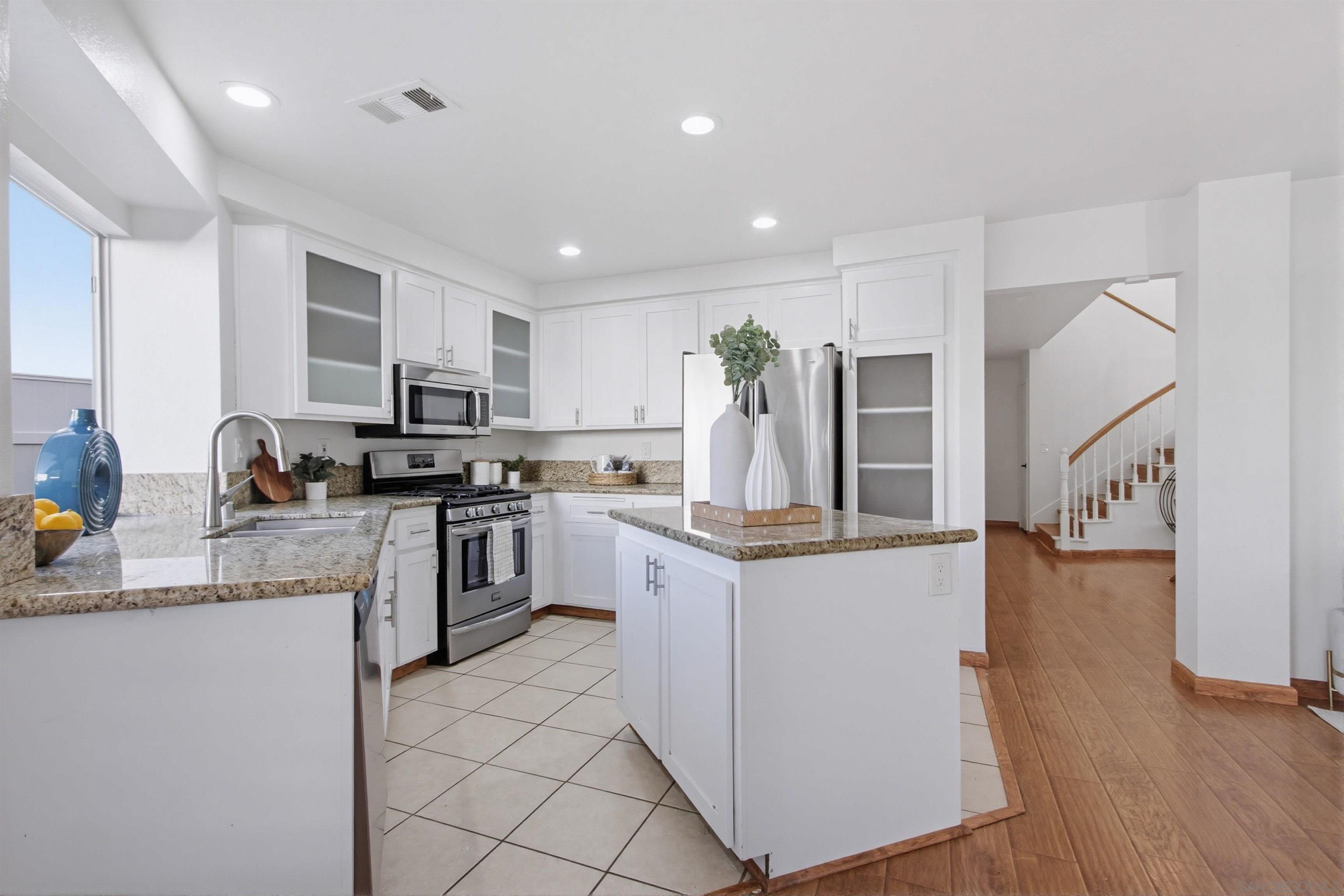 Detail Gallery Image 19 of 39 For 14128  Stoney Gate Place, San Diego,  CA 92128 - 4 Beds | 2/1 Baths