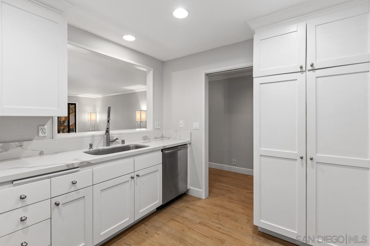 Detail Gallery Image 8 of 25 For 8860  Villa La Jolla Dr  105, La Jolla,  CA 92037 - 2 Beds | 2 Baths