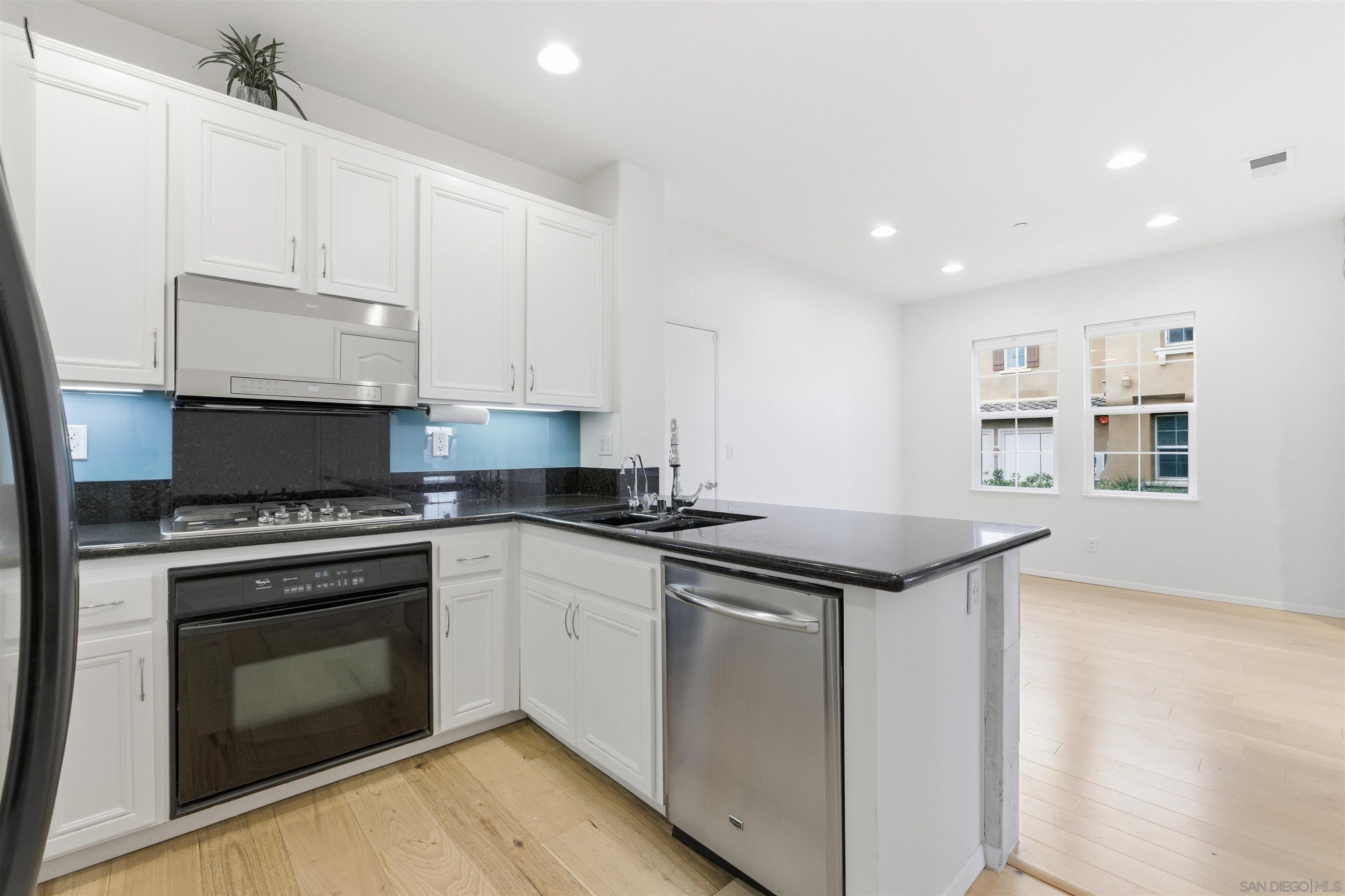 Detail Gallery Image 11 of 44 For 13049  Cadencia Pl, San Diego,  CA 92130 - 4 Beds | 2/1 Baths