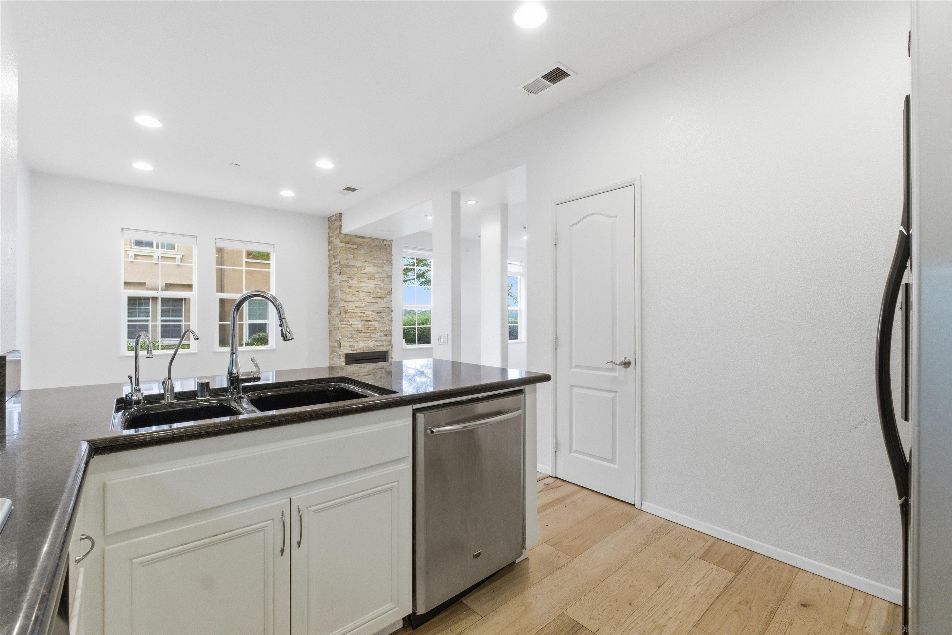 Detail Gallery Image 12 of 44 For 13049  Cadencia Pl, San Diego,  CA 92130 - 4 Beds | 2/1 Baths