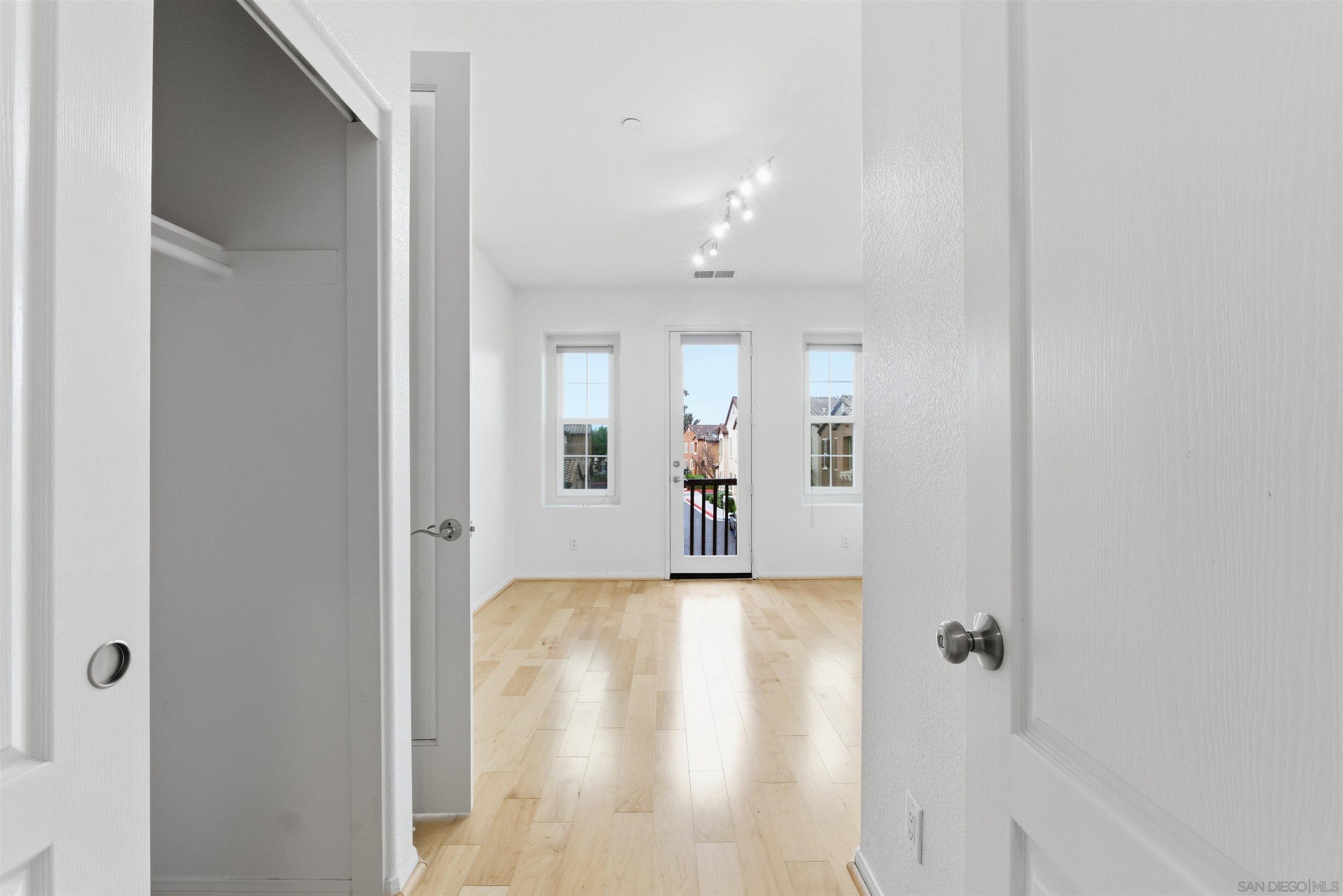 Detail Gallery Image 16 of 44 For 13049  Cadencia Pl, San Diego,  CA 92130 - 4 Beds | 2/1 Baths