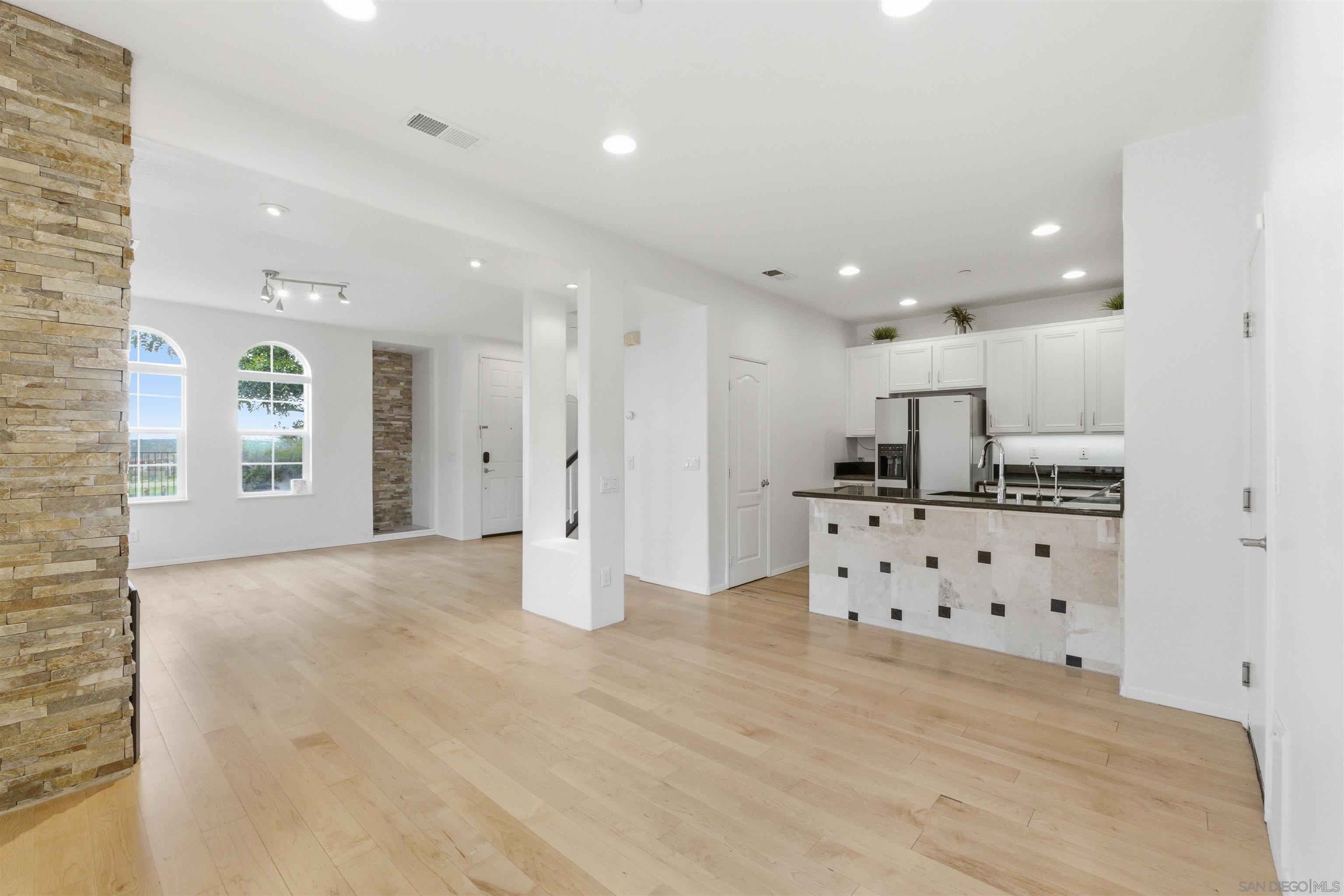 Detail Gallery Image 6 of 44 For 13049  Cadencia Pl, San Diego,  CA 92130 - 4 Beds | 2/1 Baths