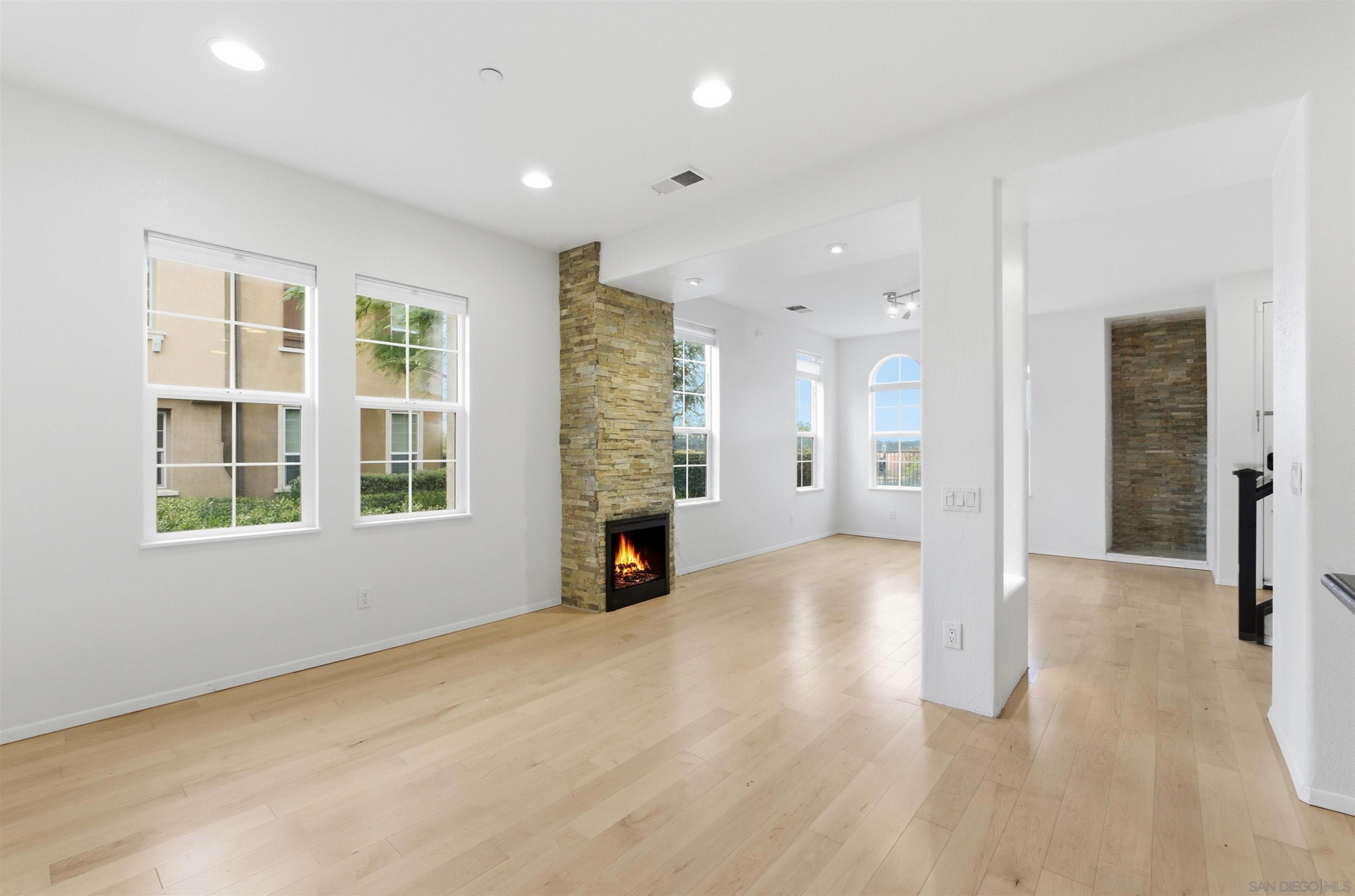 Detail Gallery Image 7 of 44 For 13049  Cadencia Pl, San Diego,  CA 92130 - 4 Beds | 2/1 Baths