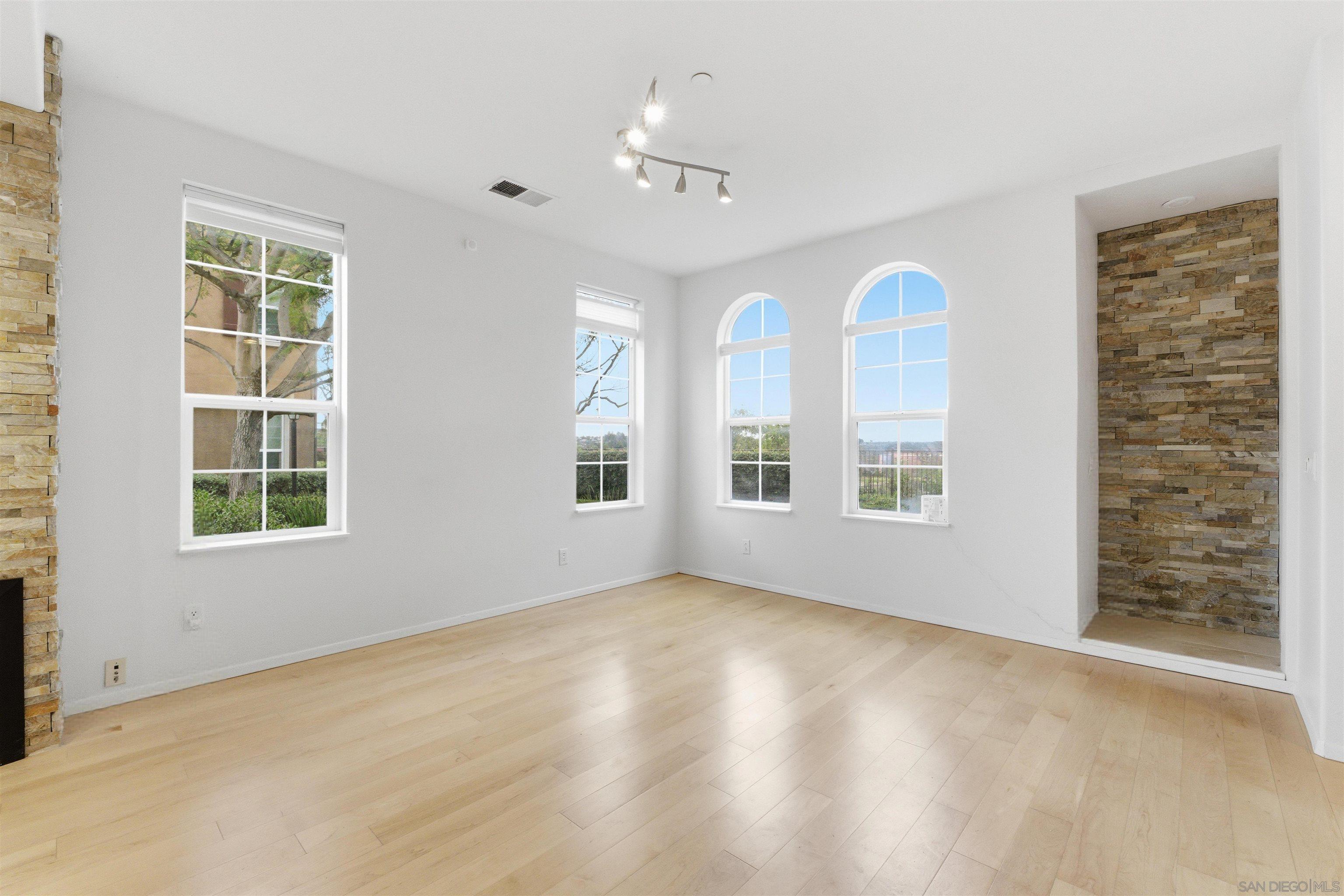 Detail Gallery Image 8 of 44 For 13049  Cadencia Pl, San Diego,  CA 92130 - 4 Beds | 2/1 Baths