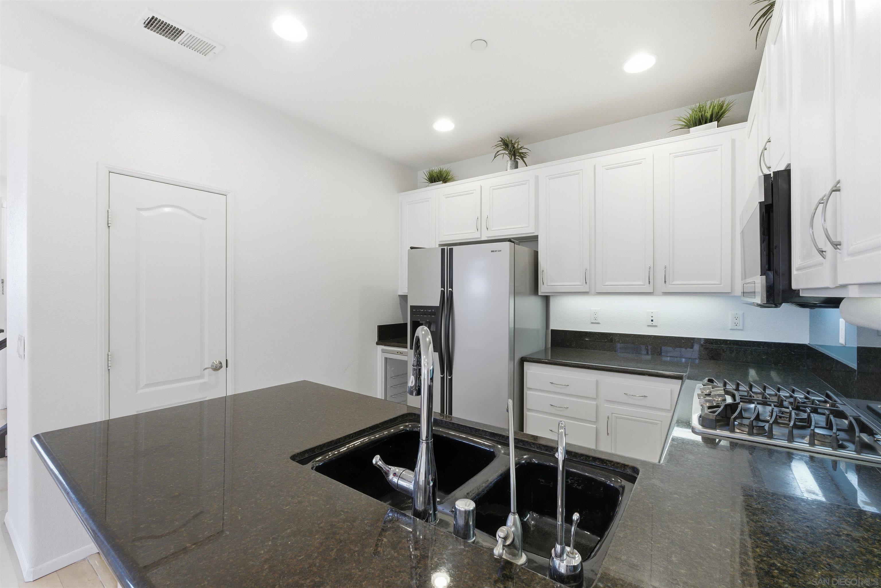 Detail Gallery Image 10 of 44 For 13049  Cadencia Pl, San Diego,  CA 92130 - 4 Beds | 2/1 Baths