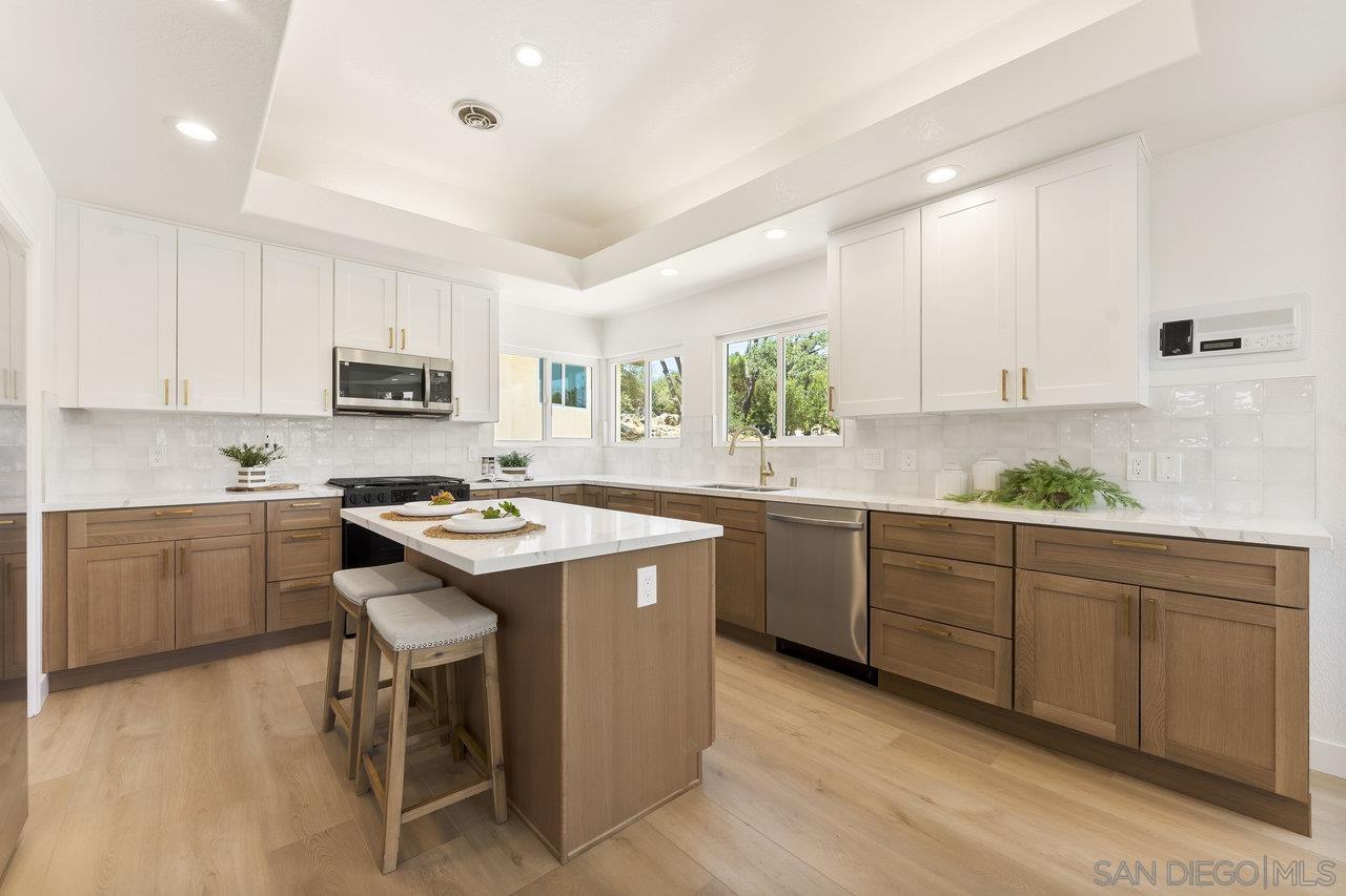 Detail Gallery Image 14 of 54 For 2047  via Del Torrie, Alpine,  CA 91901 - 4 Beds | 3/1 Baths