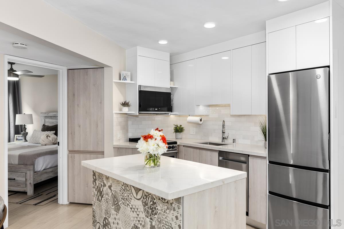 Detail Gallery Image 16 of 27 For 8040  Girard Ave  #2,  La Jolla,  CA 92037 - 2 Beds | 1 Baths