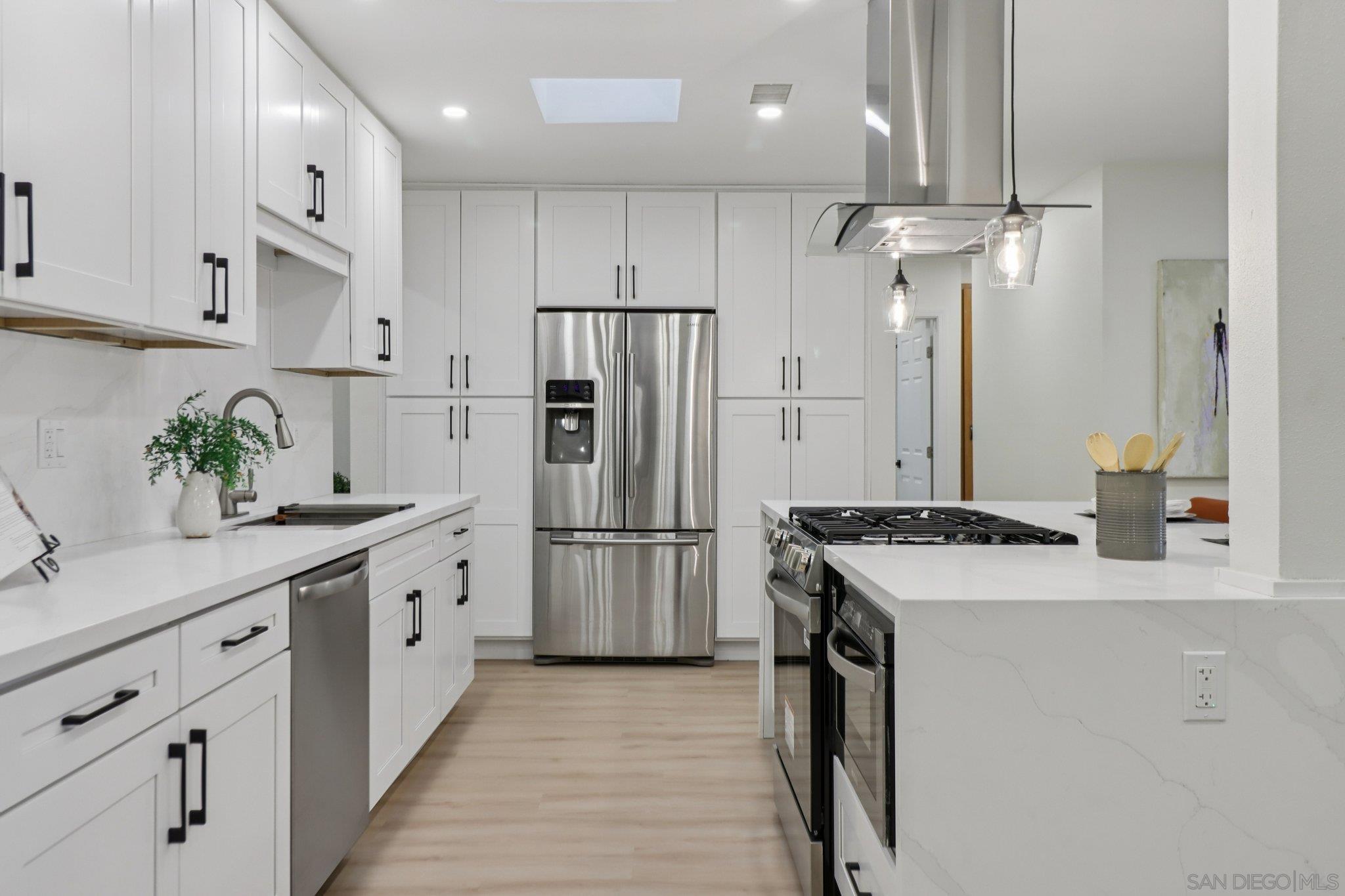 Detail Gallery Image 2 of 24 For 4930  Longford St, San Diego,  CA 92117 - 3 Beds | 2 Baths