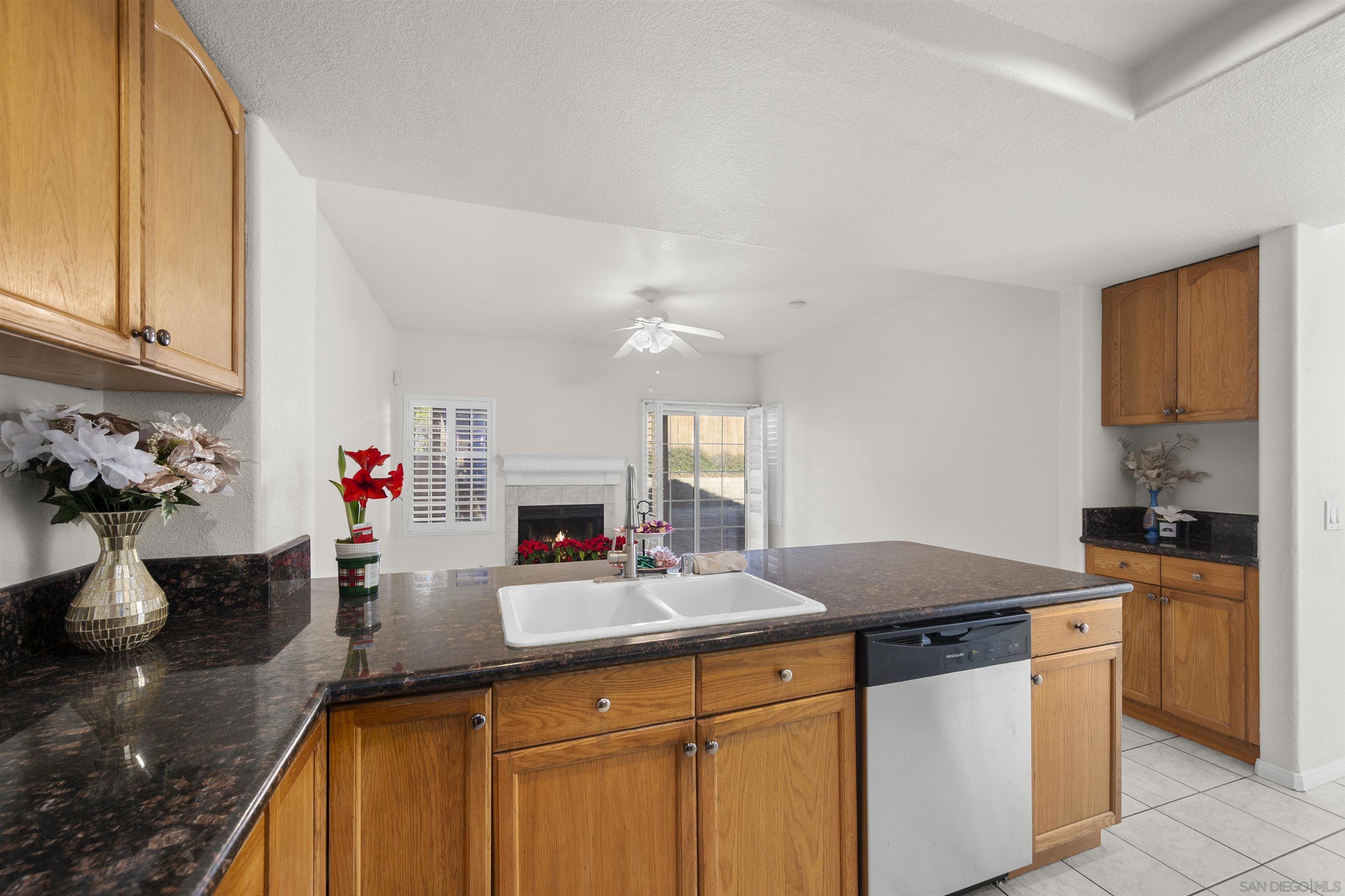Detail Gallery Image 14 of 41 For 7944  Tinaja Ln, San Diego,  CA 92139 - 4 Beds | 2/1 Baths