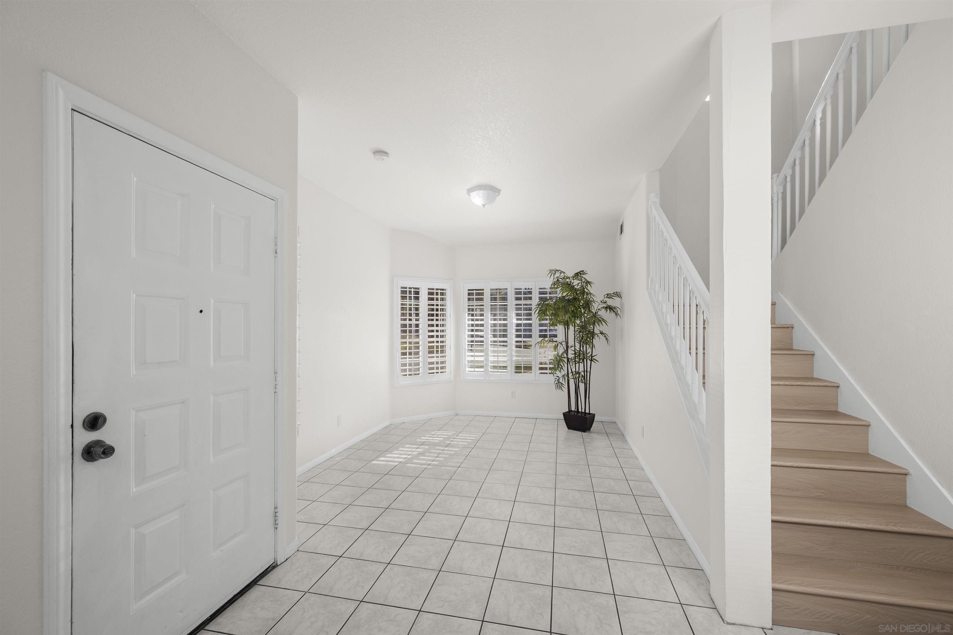 Detail Gallery Image 4 of 41 For 7944  Tinaja Ln, San Diego,  CA 92139 - 4 Beds | 2/1 Baths