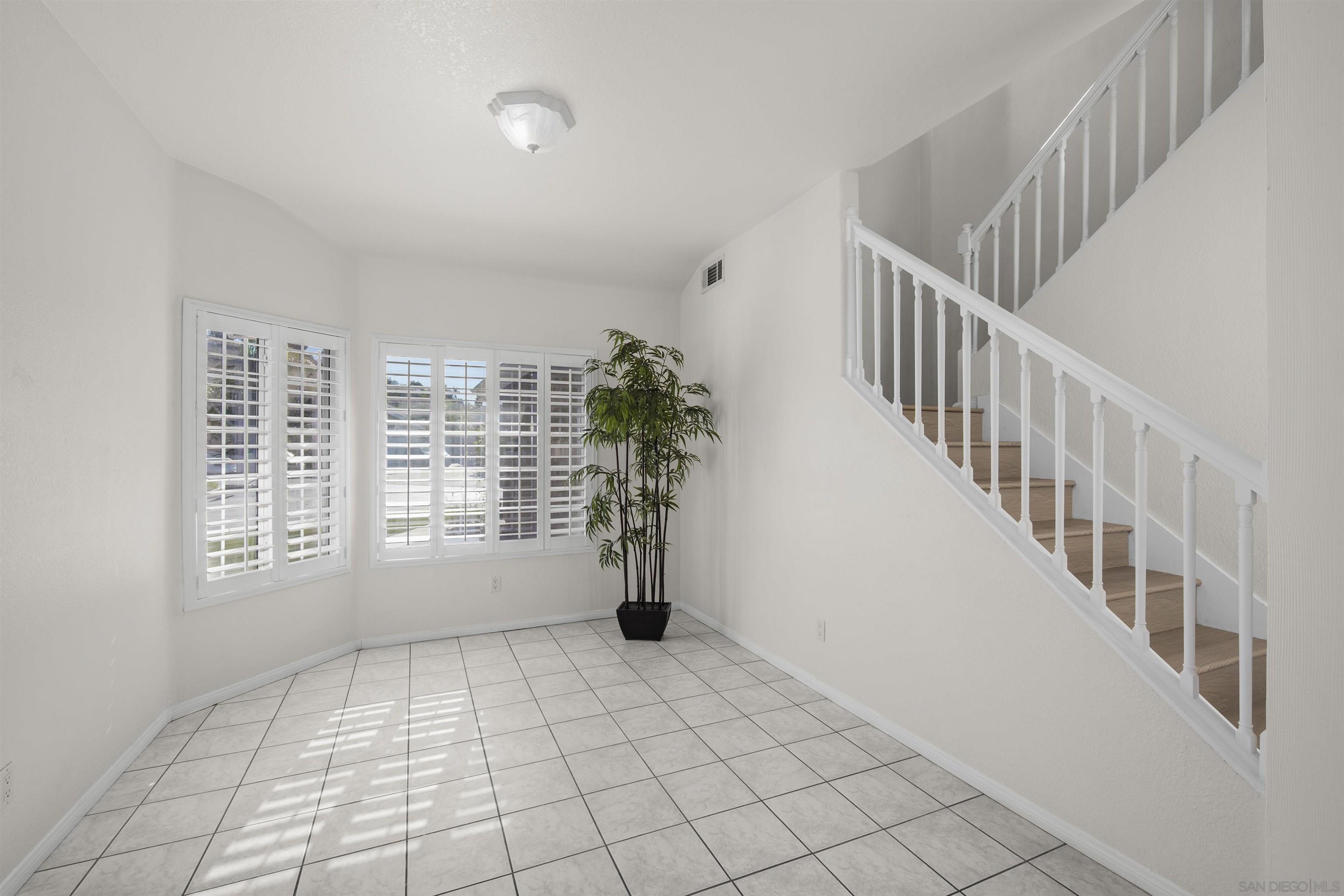Detail Gallery Image 5 of 41 For 7944  Tinaja Ln, San Diego,  CA 92139 - 4 Beds | 2/1 Baths