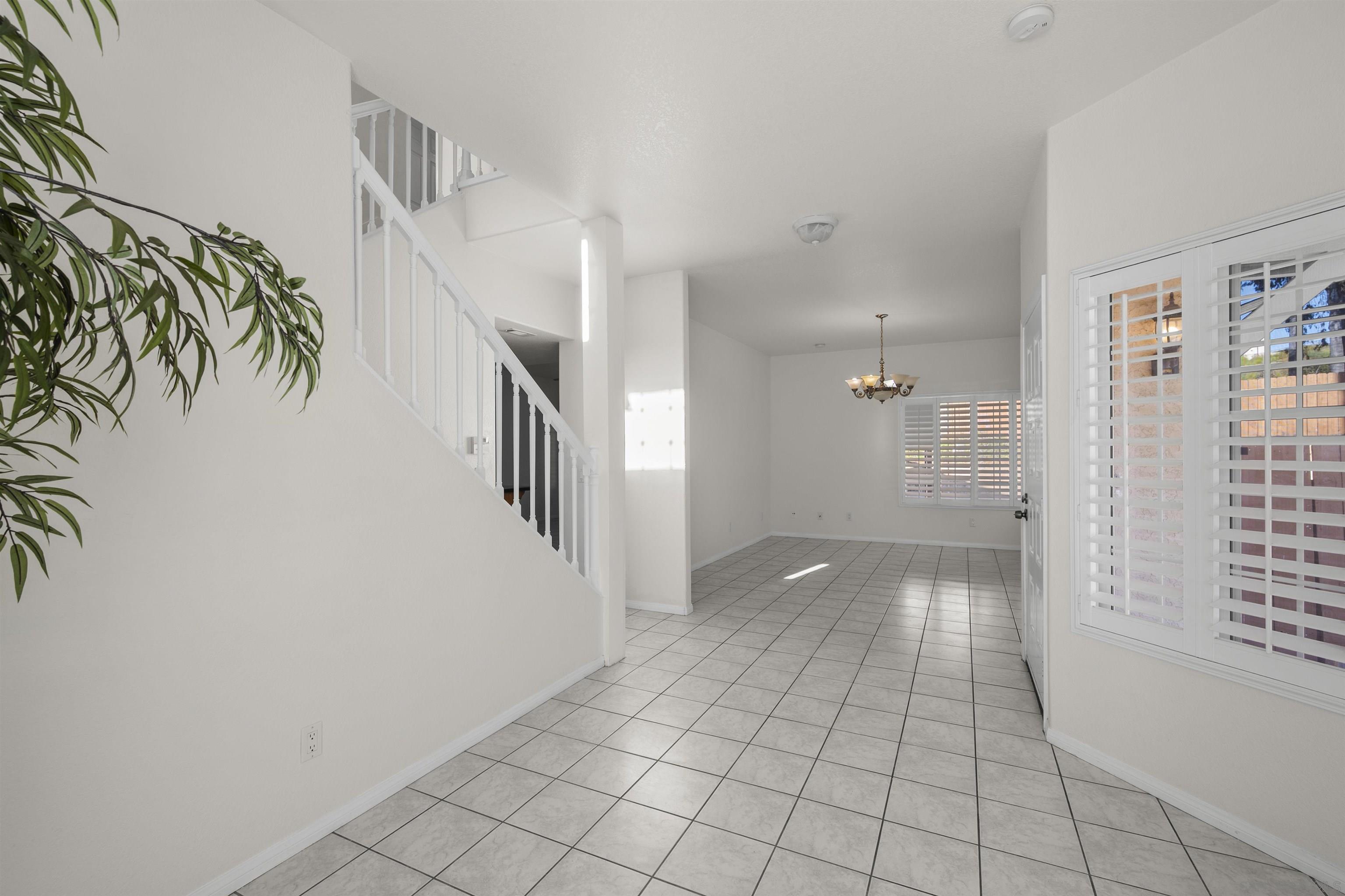 Detail Gallery Image 6 of 41 For 7944  Tinaja Ln, San Diego,  CA 92139 - 4 Beds | 2/1 Baths