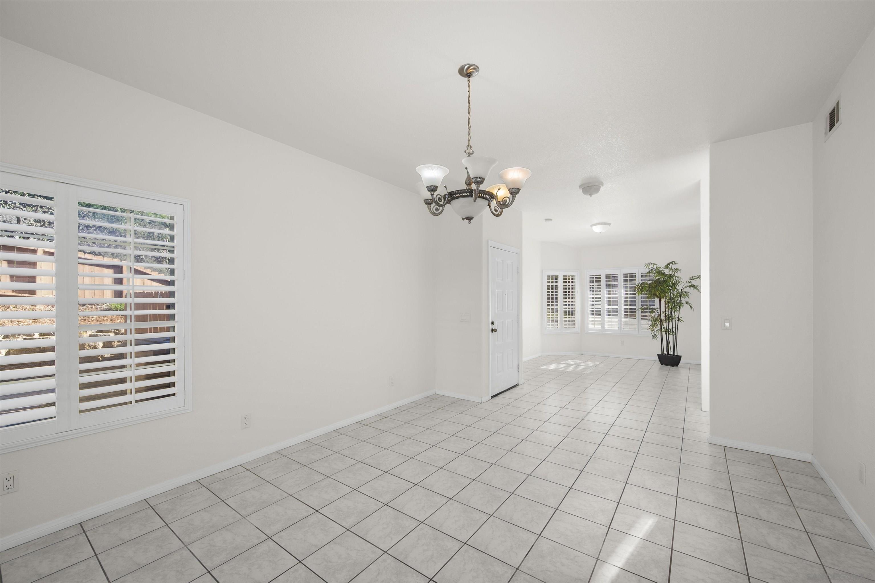 Detail Gallery Image 7 of 41 For 7944  Tinaja Ln, San Diego,  CA 92139 - 4 Beds | 2/1 Baths