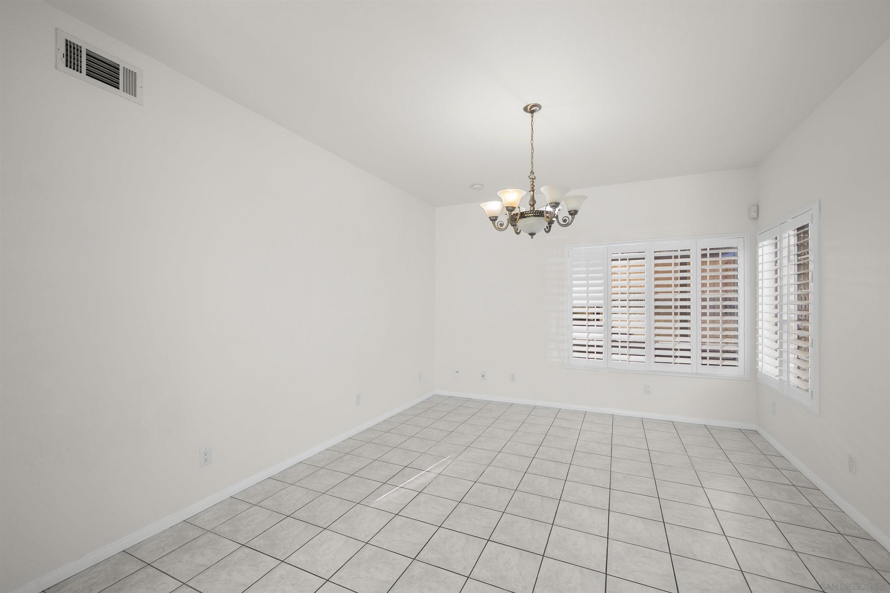 Detail Gallery Image 8 of 41 For 7944  Tinaja Ln, San Diego,  CA 92139 - 4 Beds | 2/1 Baths