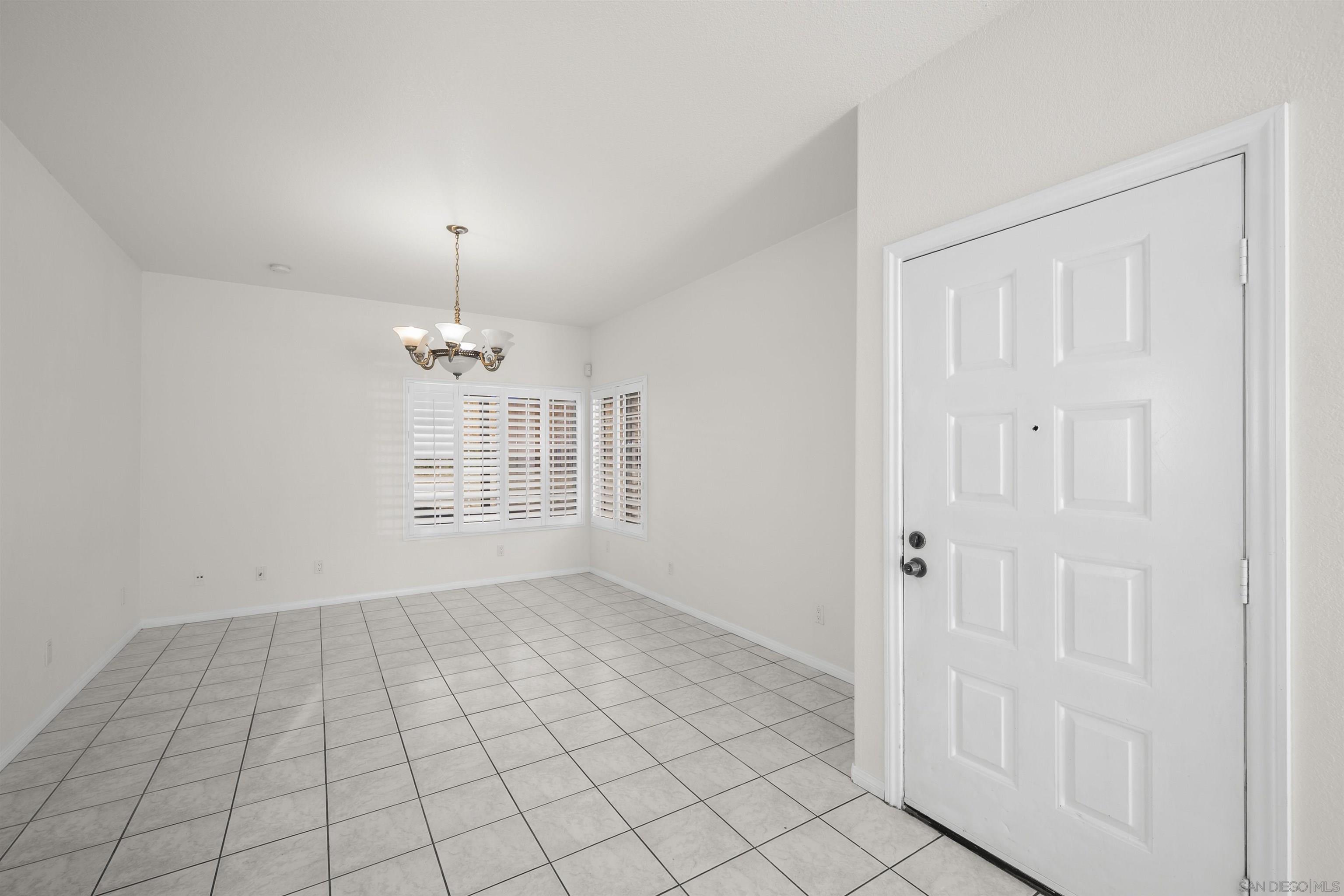 Detail Gallery Image 9 of 41 For 7944  Tinaja Ln, San Diego,  CA 92139 - 4 Beds | 2/1 Baths