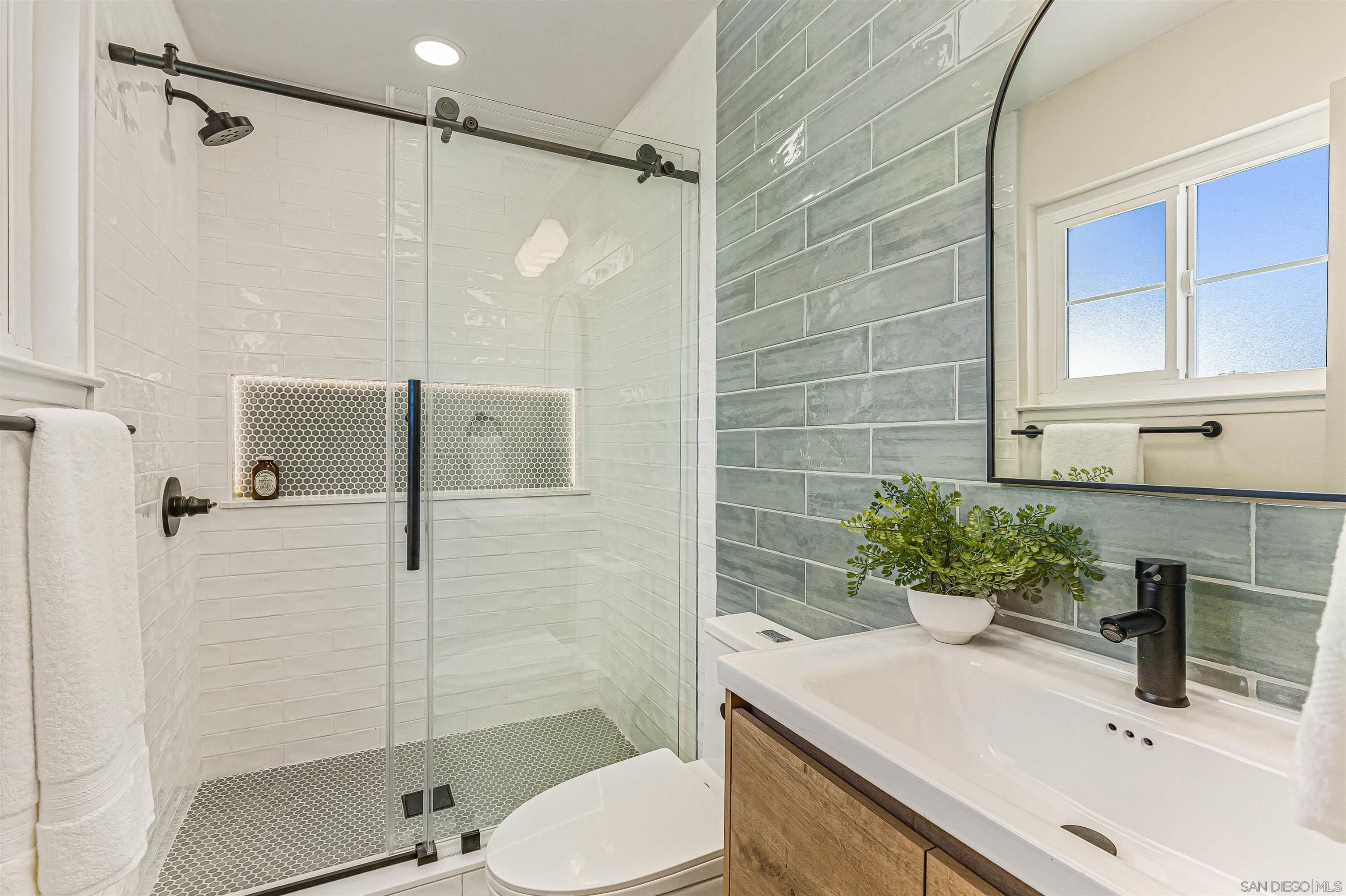 Detail Gallery Image 13 of 34 For 4948  Luna Dr, Oceanside,  CA 92057 - 5 Beds | 3 Baths