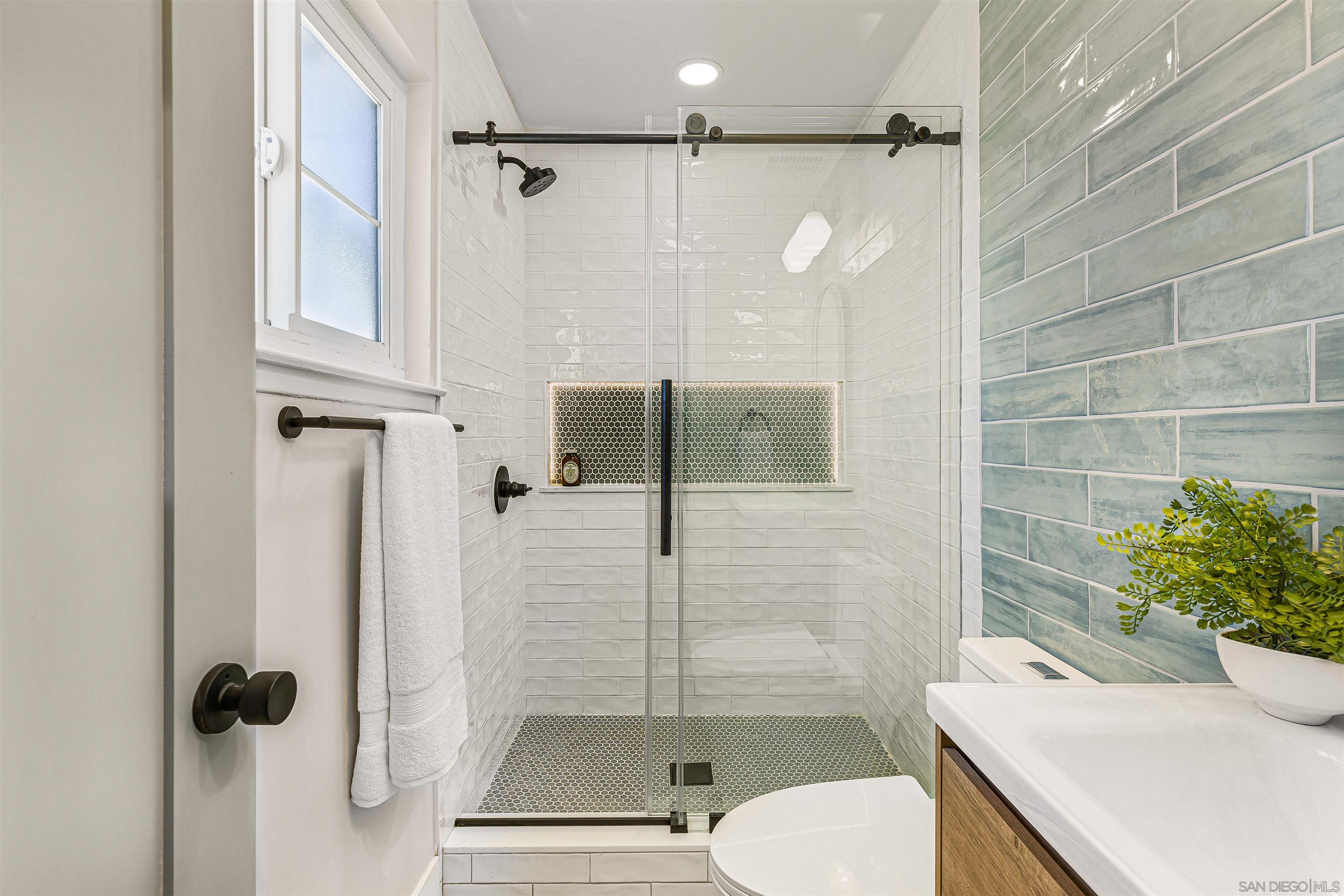 Detail Gallery Image 14 of 34 For 4948  Luna Dr, Oceanside,  CA 92057 - 5 Beds | 3 Baths