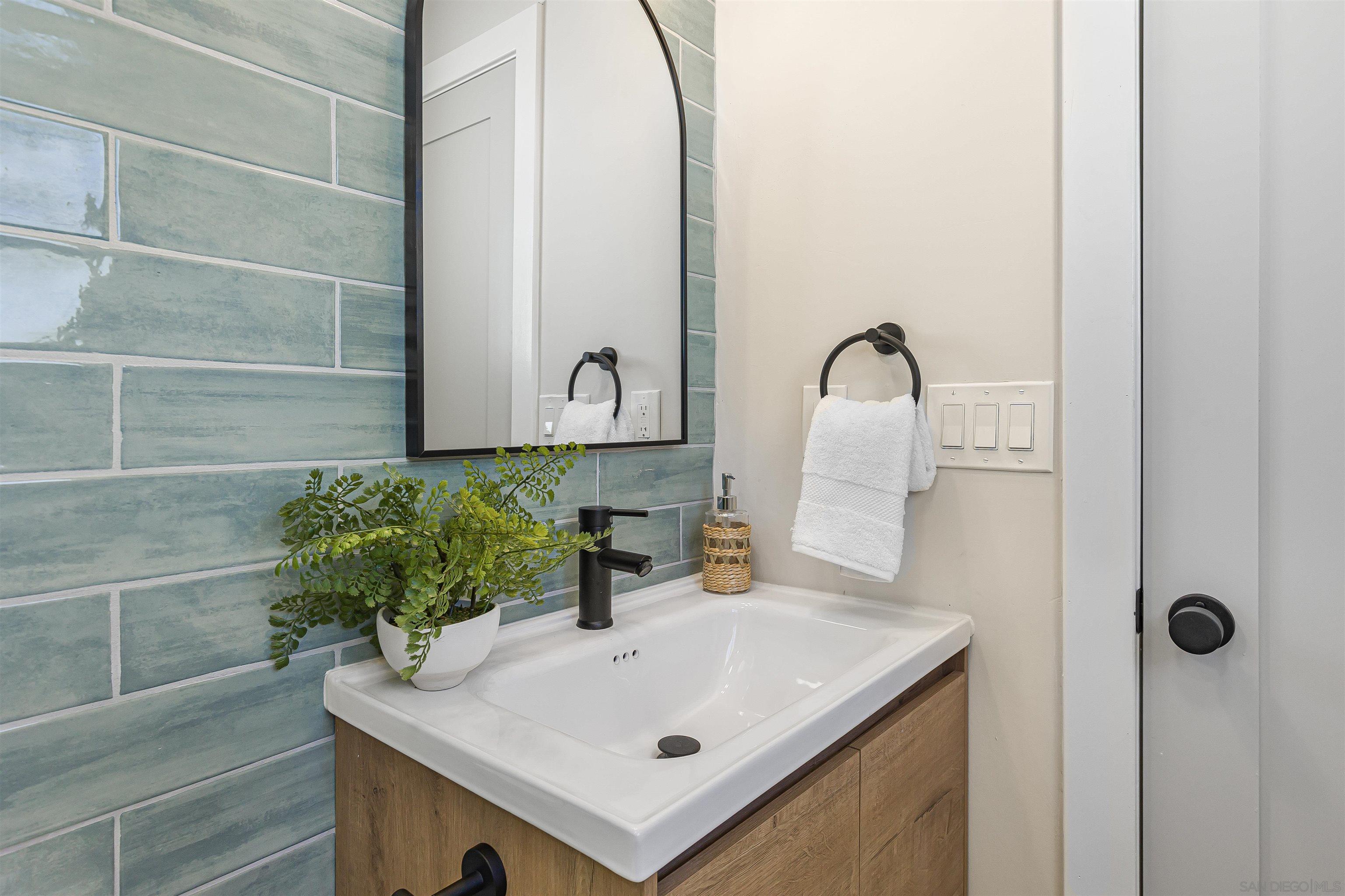 Detail Gallery Image 15 of 34 For 4948  Luna Dr, Oceanside,  CA 92057 - 5 Beds | 3 Baths