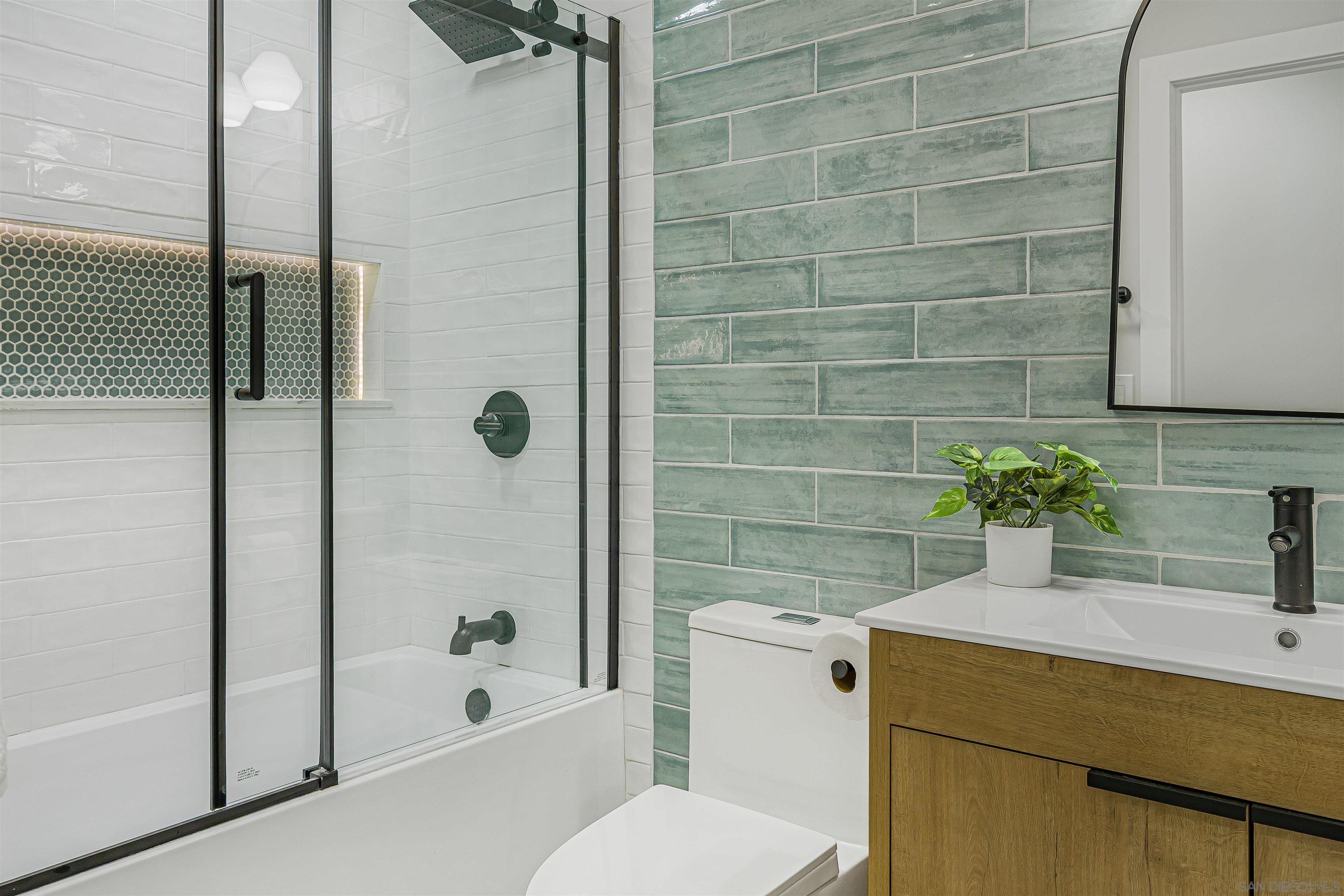 Detail Gallery Image 16 of 34 For 4948  Luna Dr, Oceanside,  CA 92057 - 5 Beds | 3 Baths