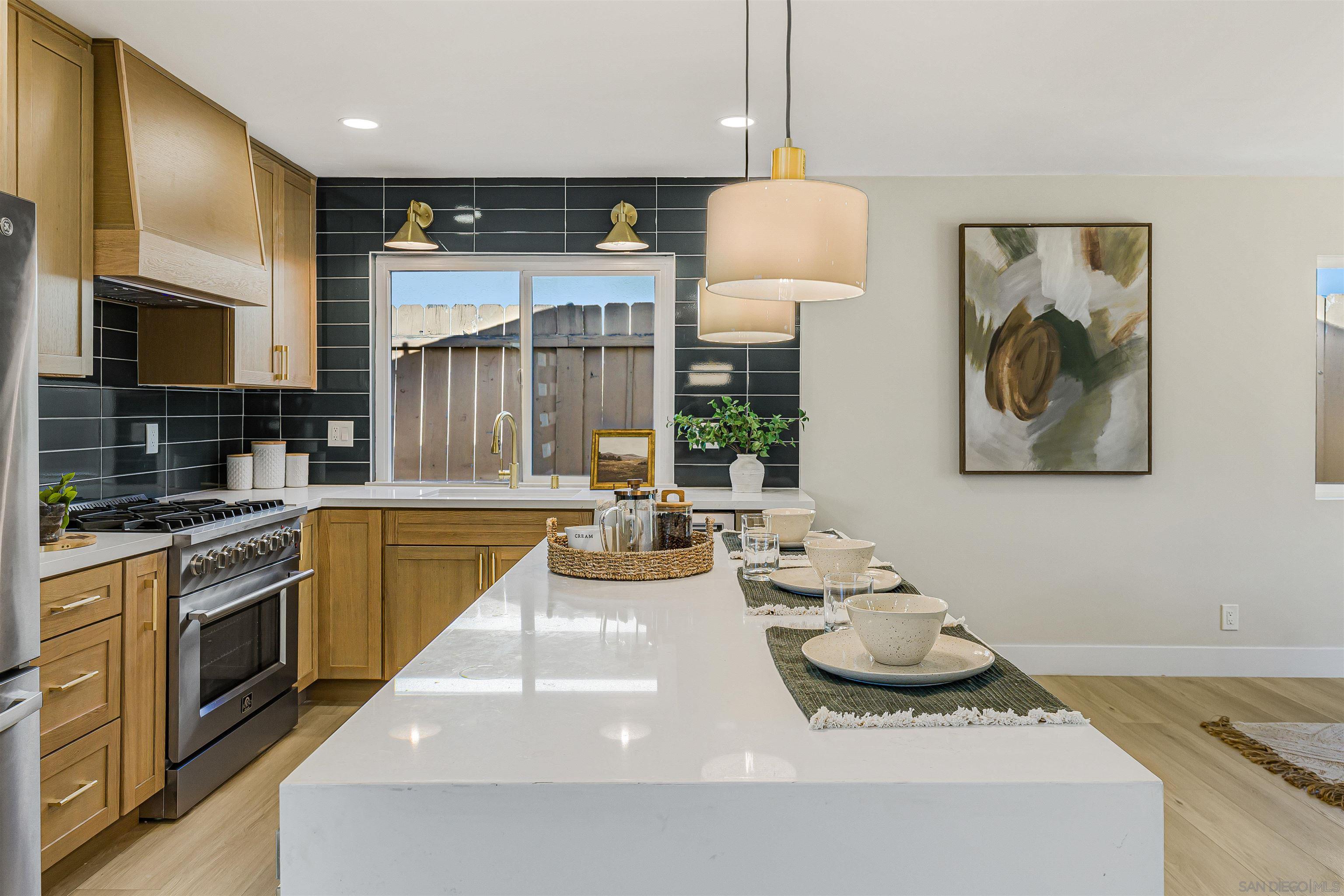 Detail Gallery Image 4 of 34 For 4948  Luna Dr, Oceanside,  CA 92057 - 5 Beds | 3 Baths