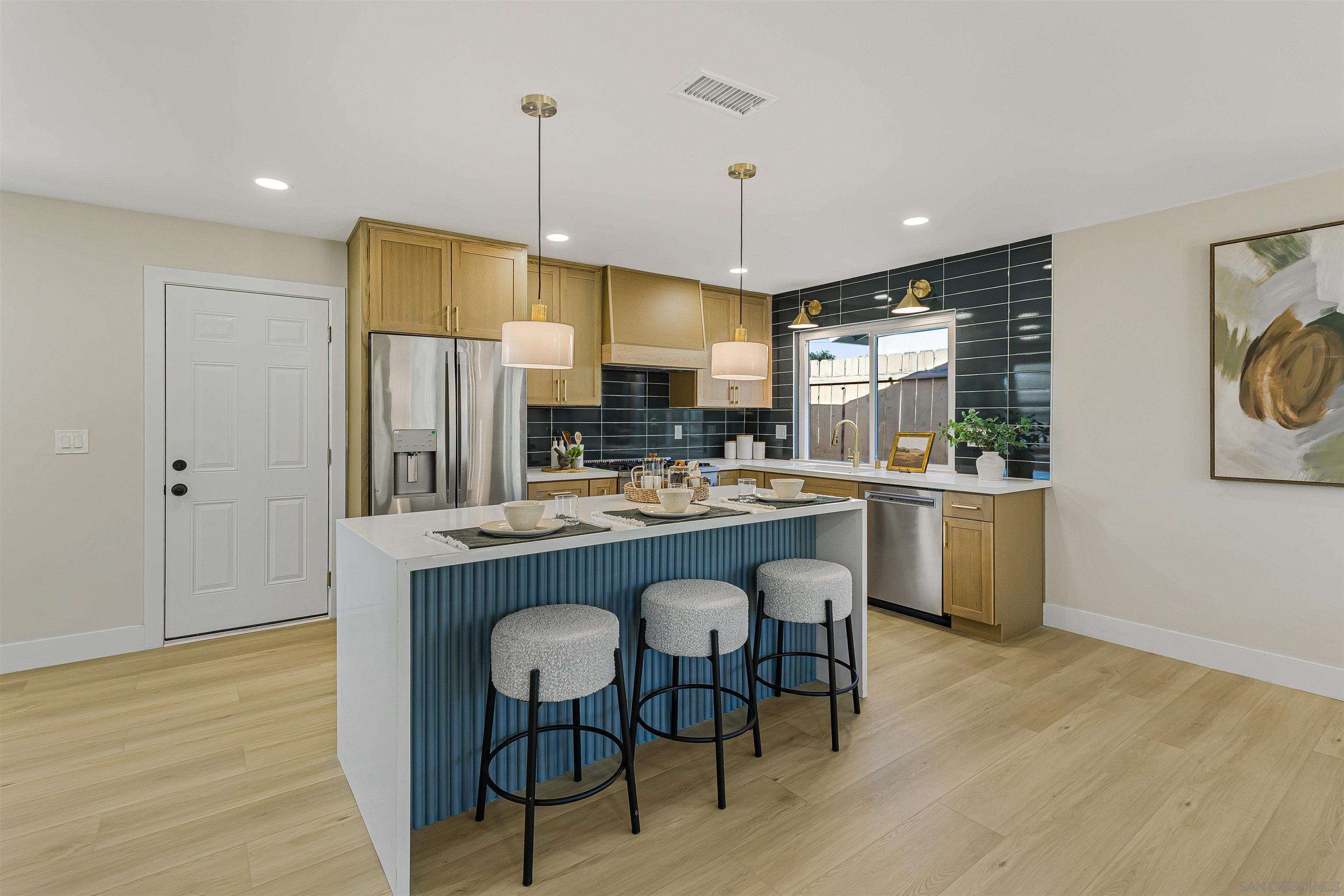 Detail Gallery Image 5 of 34 For 4948  Luna Dr, Oceanside,  CA 92057 - 5 Beds | 3 Baths