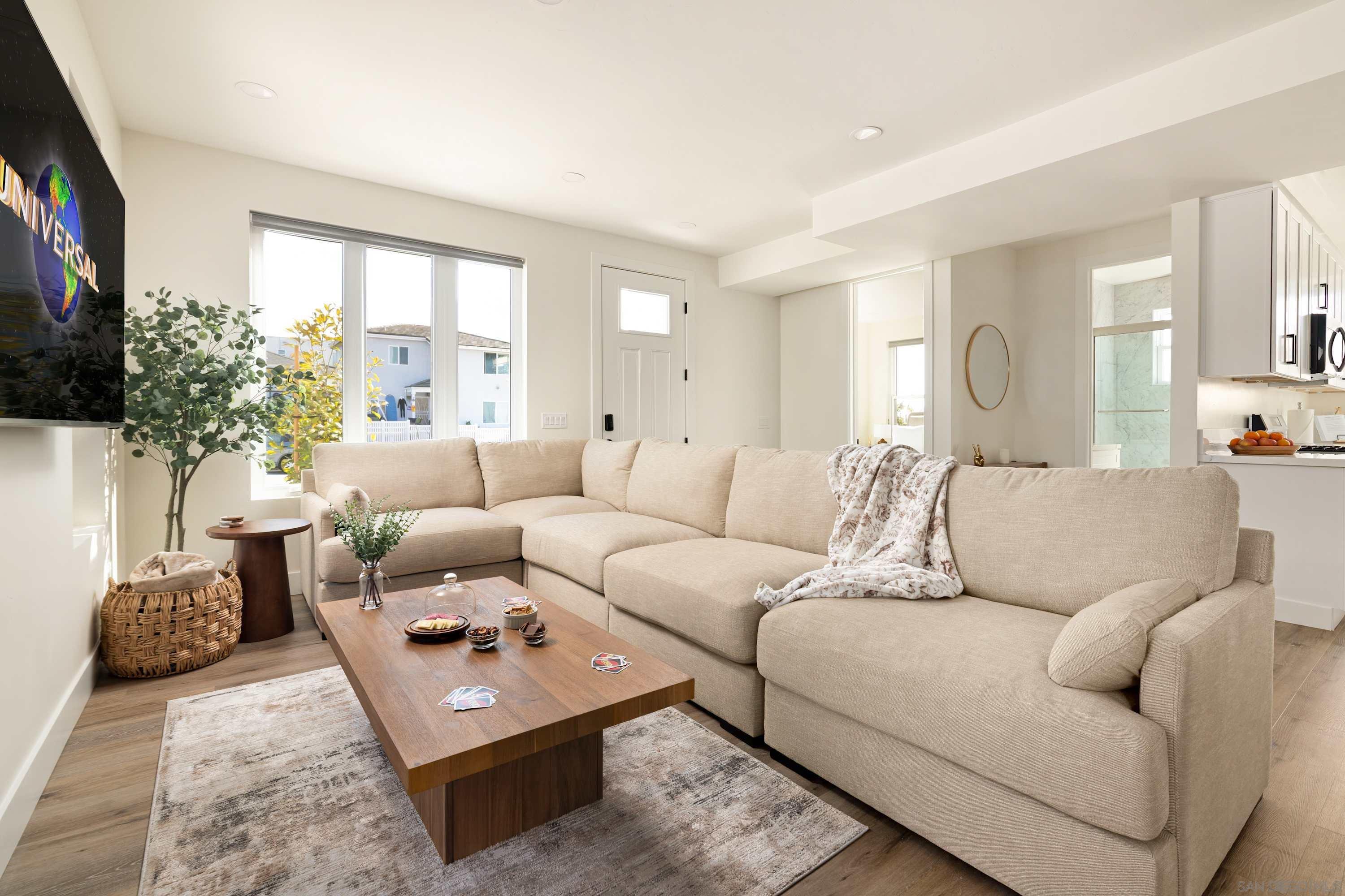 Detail Gallery Image 2 of 29 For 4614  Cape May Ave, San Diego,  CA 92107 - 3 Beds | 3 Baths