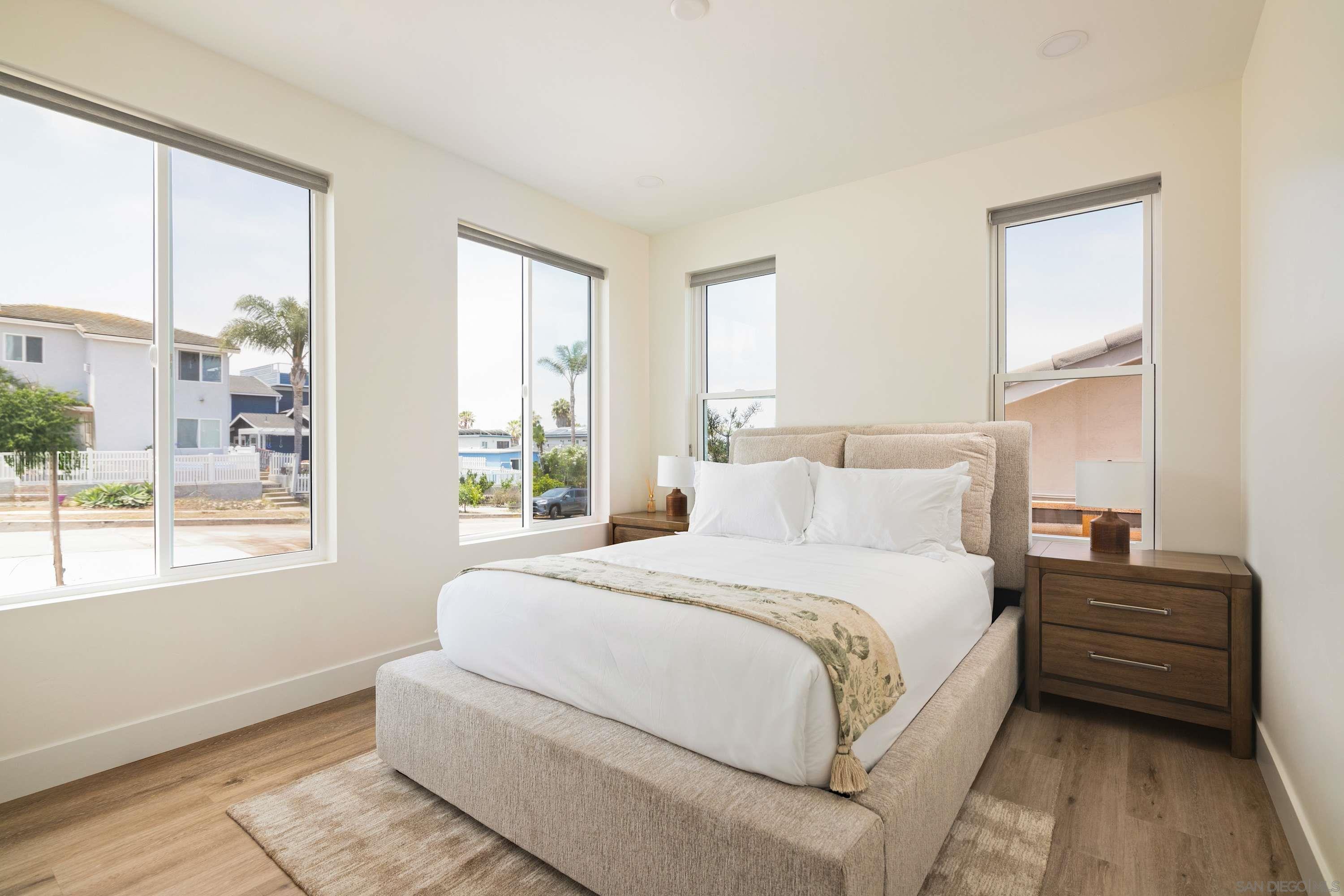 Detail Gallery Image 11 of 29 For 4614  Cape May Ave, San Diego,  CA 92107 - 3 Beds | 3 Baths