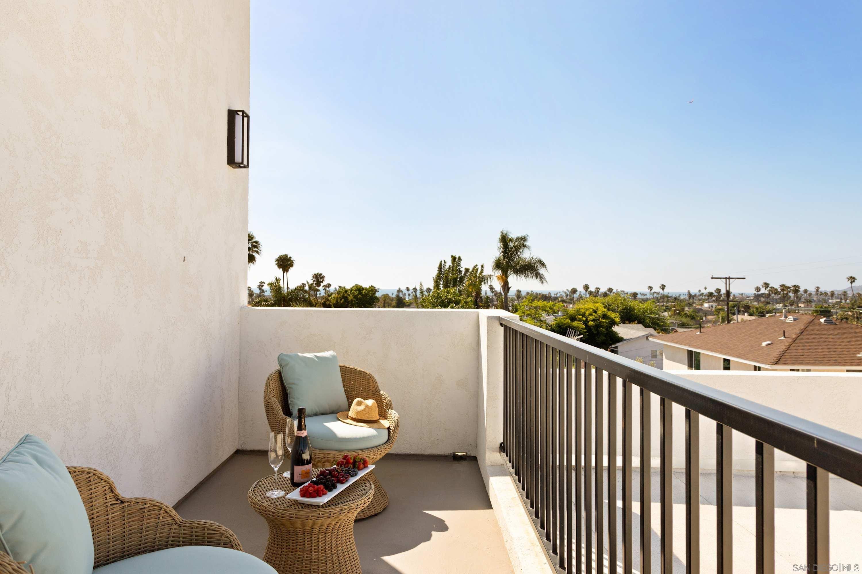 Detail Gallery Image 5 of 29 For 4614  Cape May Ave, San Diego,  CA 92107 - 3 Beds | 3 Baths