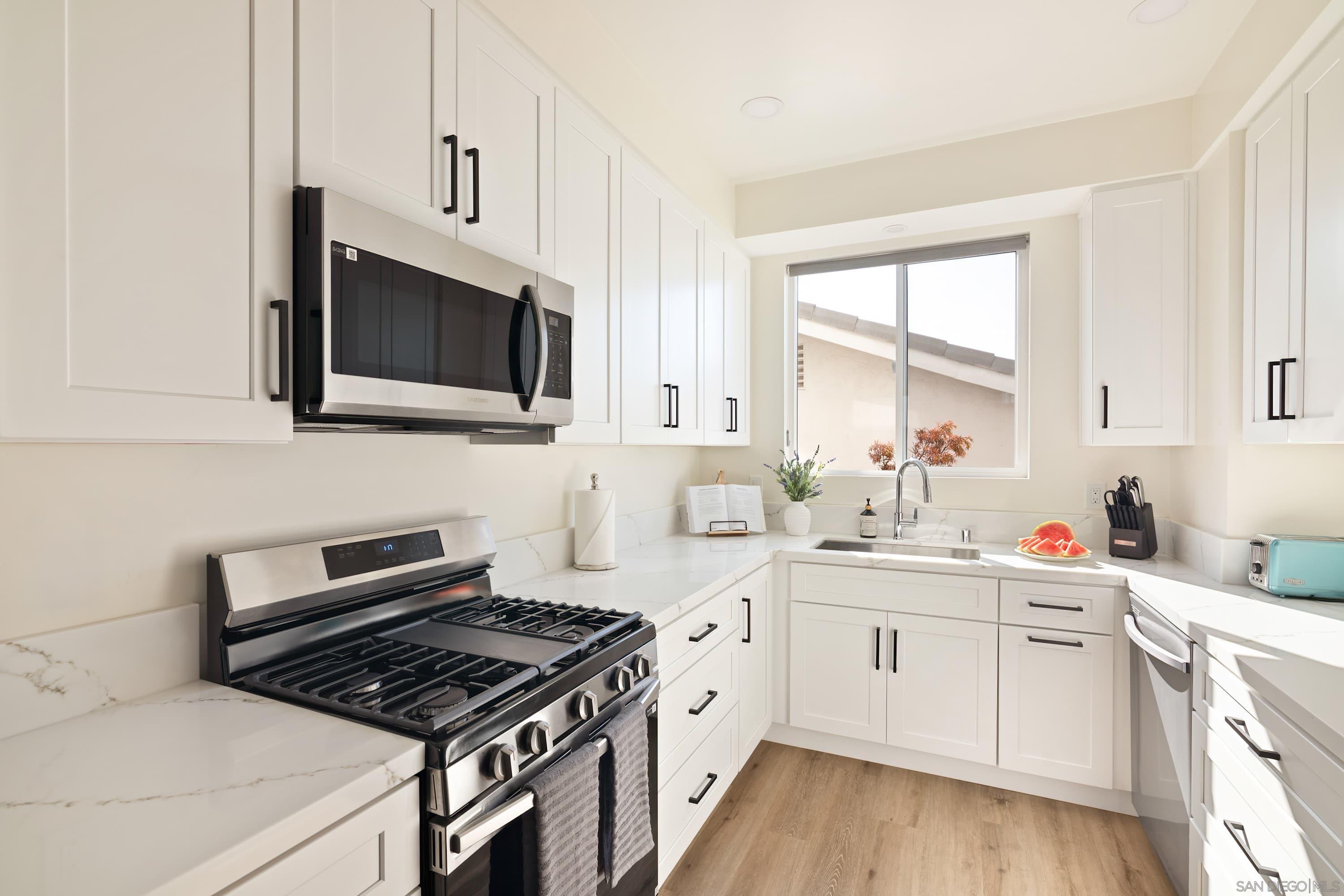 Detail Gallery Image 9 of 29 For 4614  Cape May Ave, San Diego,  CA 92107 - 3 Beds | 3 Baths