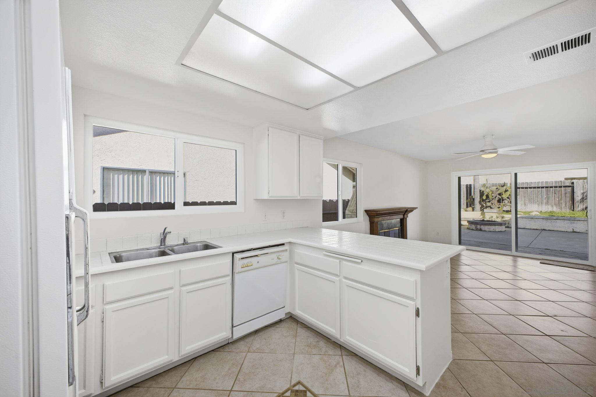 Detail Gallery Image 11 of 38 For 242  Manzanita Dr, Oceanside,  CA 92057 - 3 Beds | 2 Baths