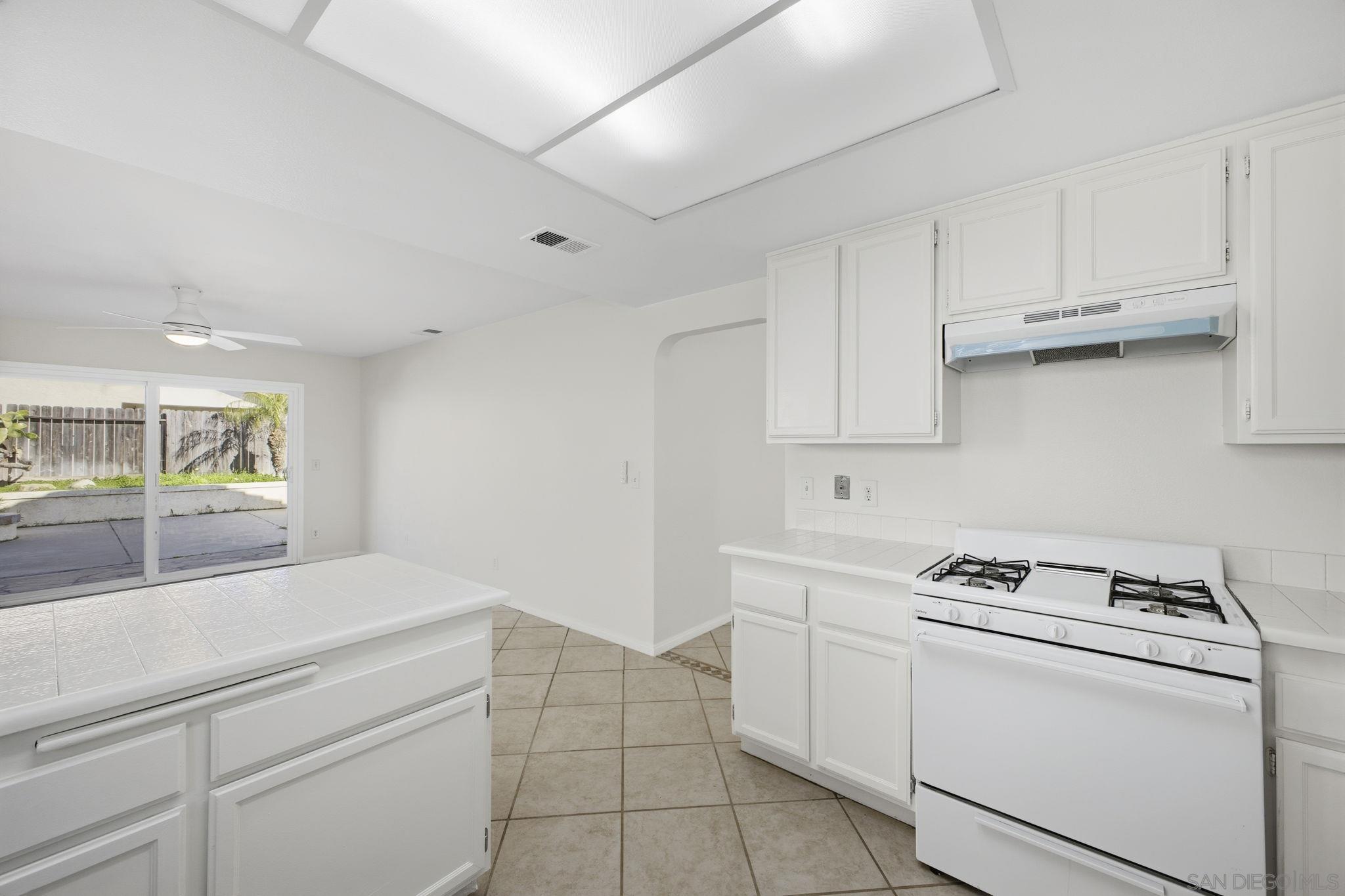 Detail Gallery Image 12 of 38 For 242  Manzanita Dr, Oceanside,  CA 92057 - 3 Beds | 2 Baths